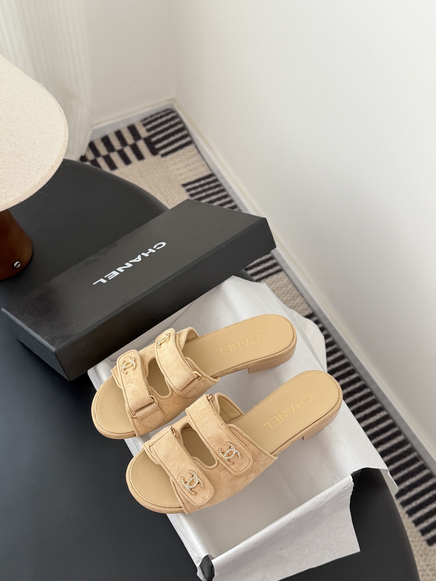 Chanel 经典双c扣拖鞋香奶奶家一贯的优雅名媛气质高级感十足！上脚非常nice～非常百搭！无敌美！特