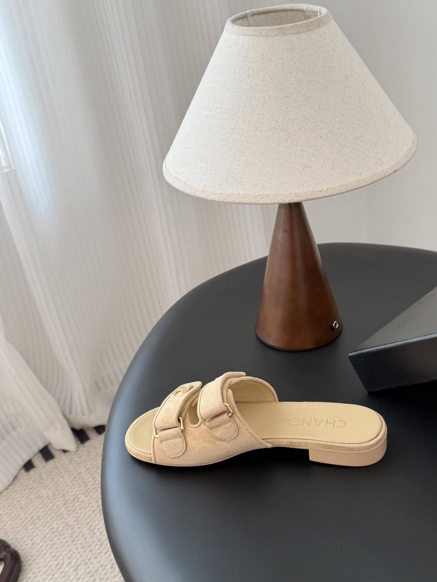 Chanel 经典双c扣拖鞋香奶奶家一贯的优雅名媛气质高级感十足！上脚非常nice～非常百搭！无敌美！特