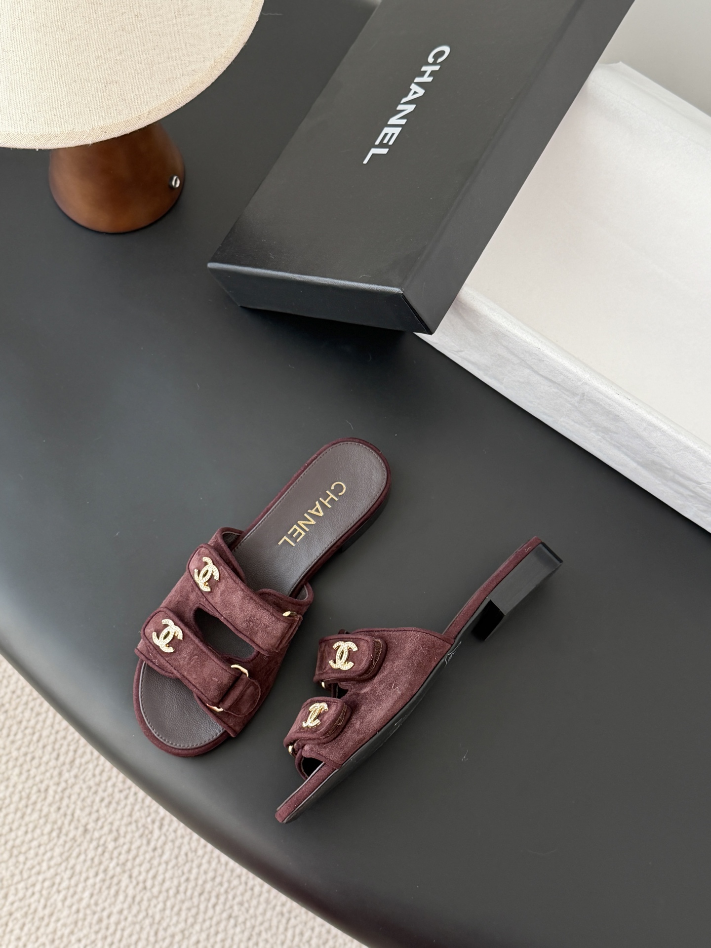 Chanel 经典双c扣拖鞋香奶奶家一贯的优雅名媛气质高级感十足！上脚非常nice～非常百搭！无敌美！特