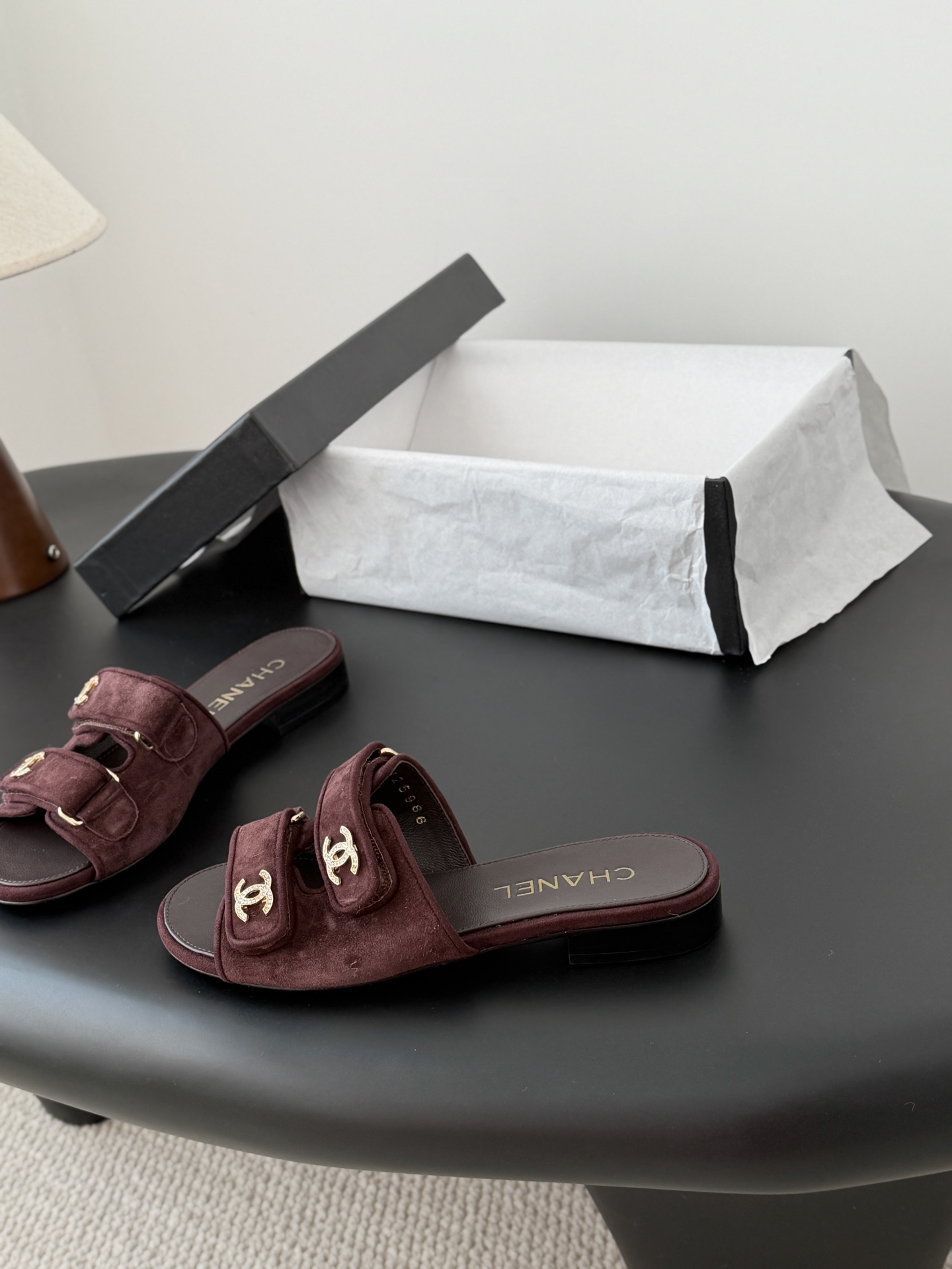 Chanel 经典双c扣拖鞋香奶奶家一贯的优雅名媛气质高级感十足！上脚非常nice～非常百搭！无敌美！特