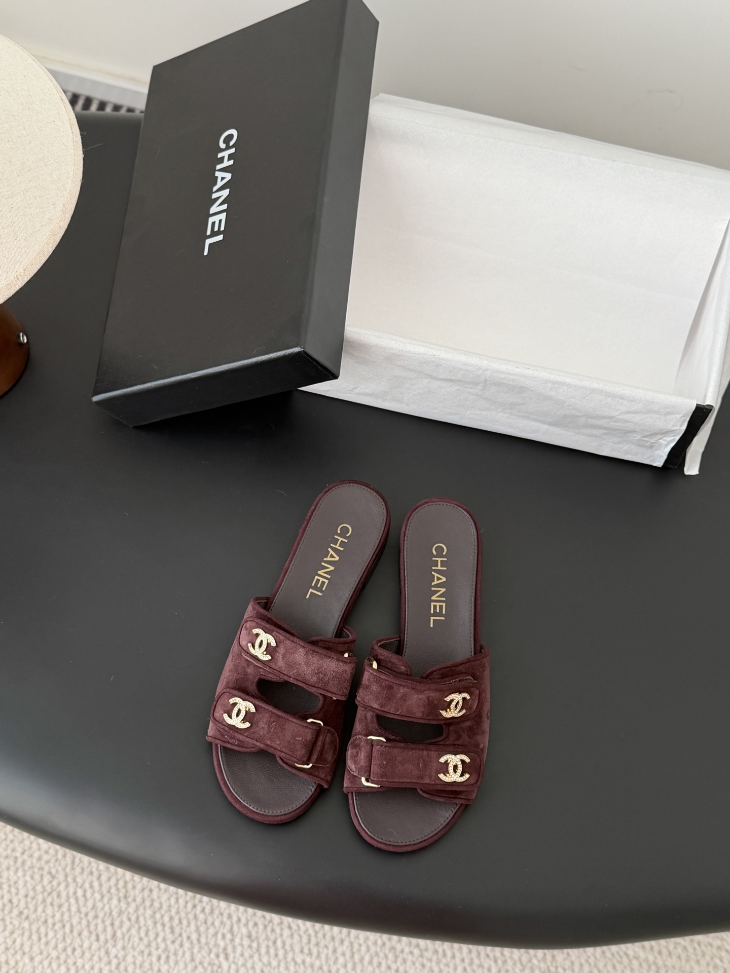 Chanel 经典双c扣拖鞋香奶奶家一贯的优雅名媛气质高级感十足！上脚非常nice～非常百搭！无敌美！特