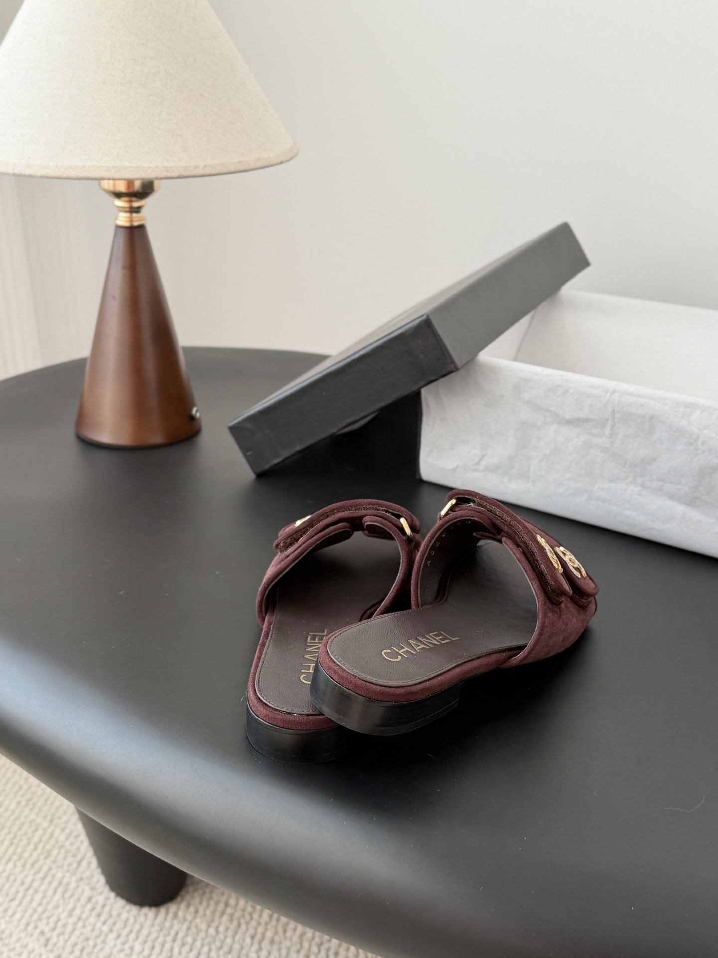 Chanel 经典双c扣拖鞋香奶奶家一贯的优雅名媛气质高级感十足！上脚非常nice～非常百搭！无敌美！特