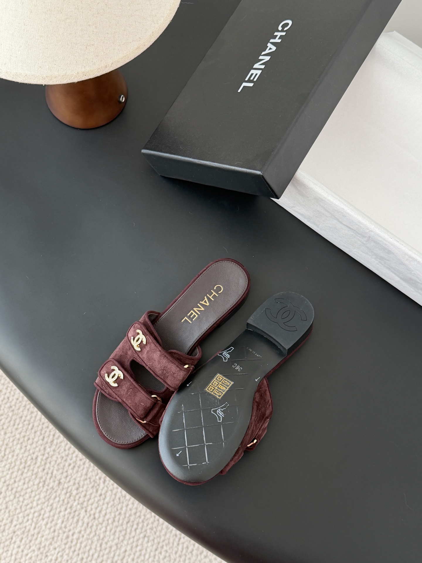 Chanel 经典双c扣拖鞋香奶奶家一贯的优雅名媛气质高级感十足！上脚非常nice～非常百搭！无敌美！特