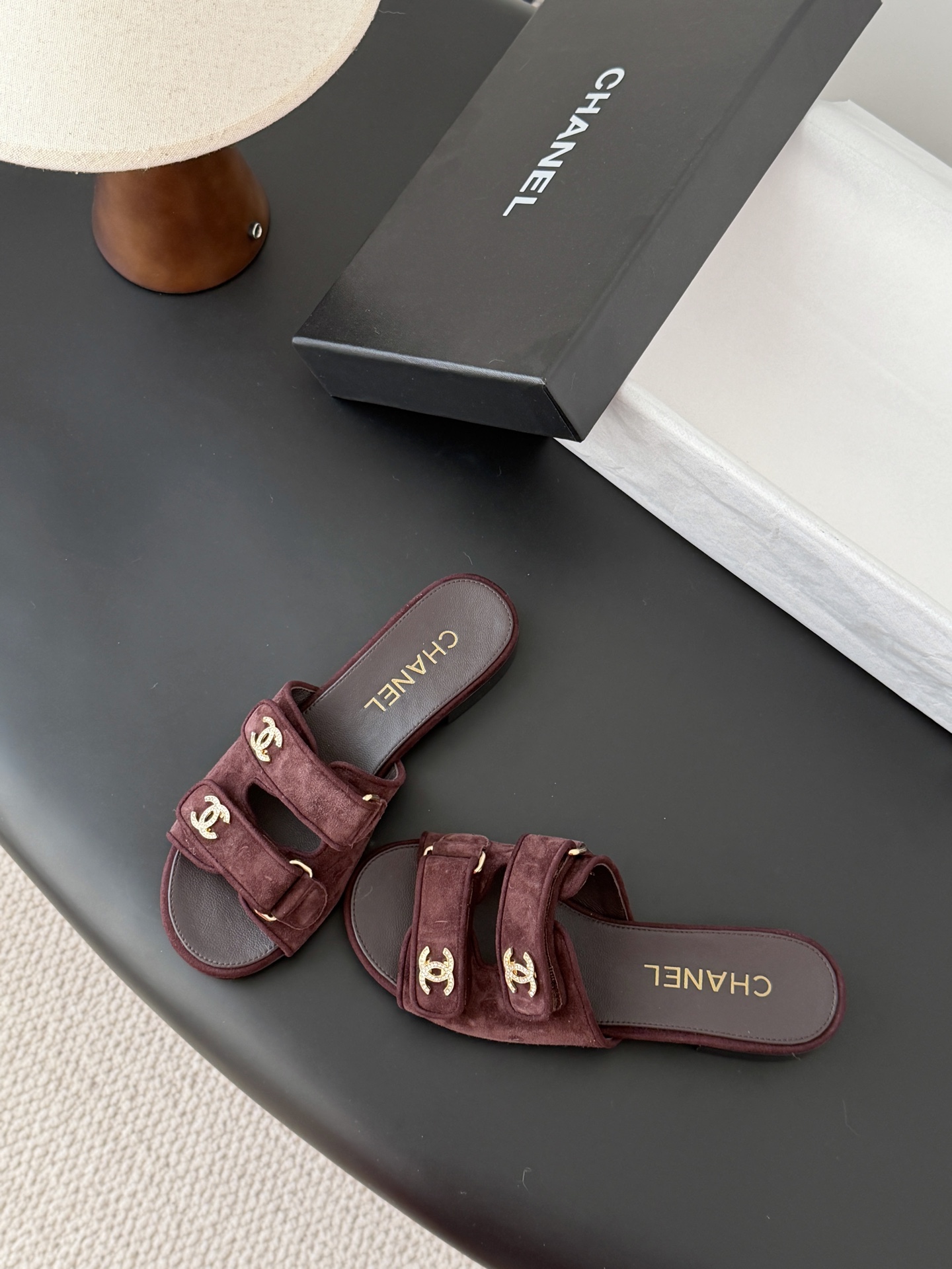 Chanel 经典双c扣拖鞋香奶奶家一贯的优雅名媛气质高级感十足！上脚非常nice～非常百搭！无敌美！特