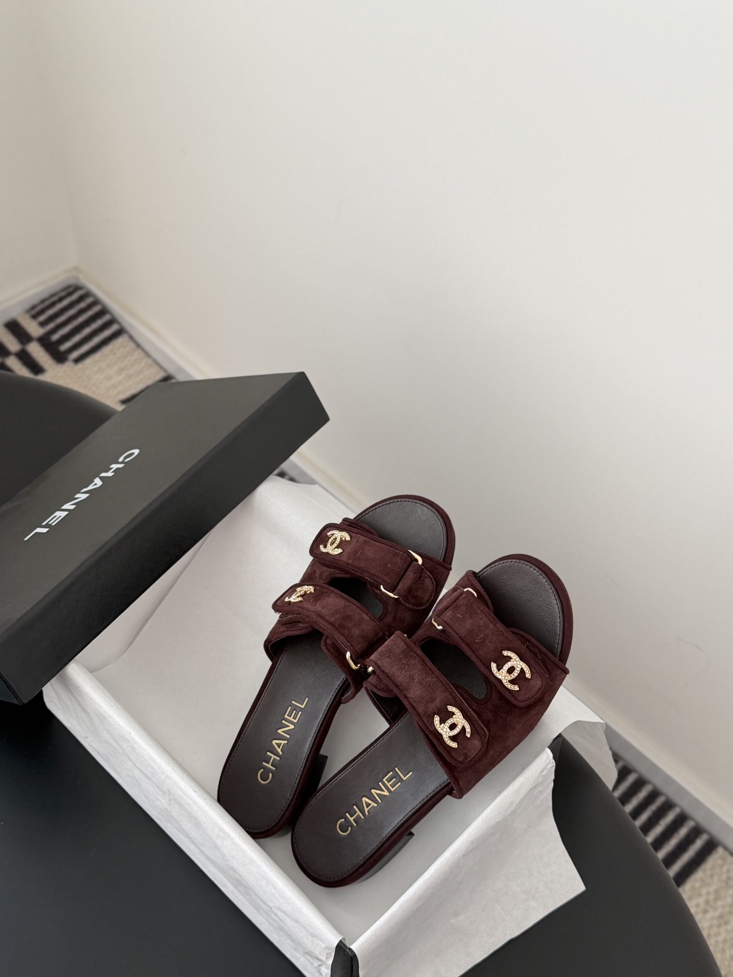 Chanel 经典双c扣拖鞋香奶奶家一贯的优雅名媛气质高级感十足！上脚非常nice～非常百搭！无敌美！特