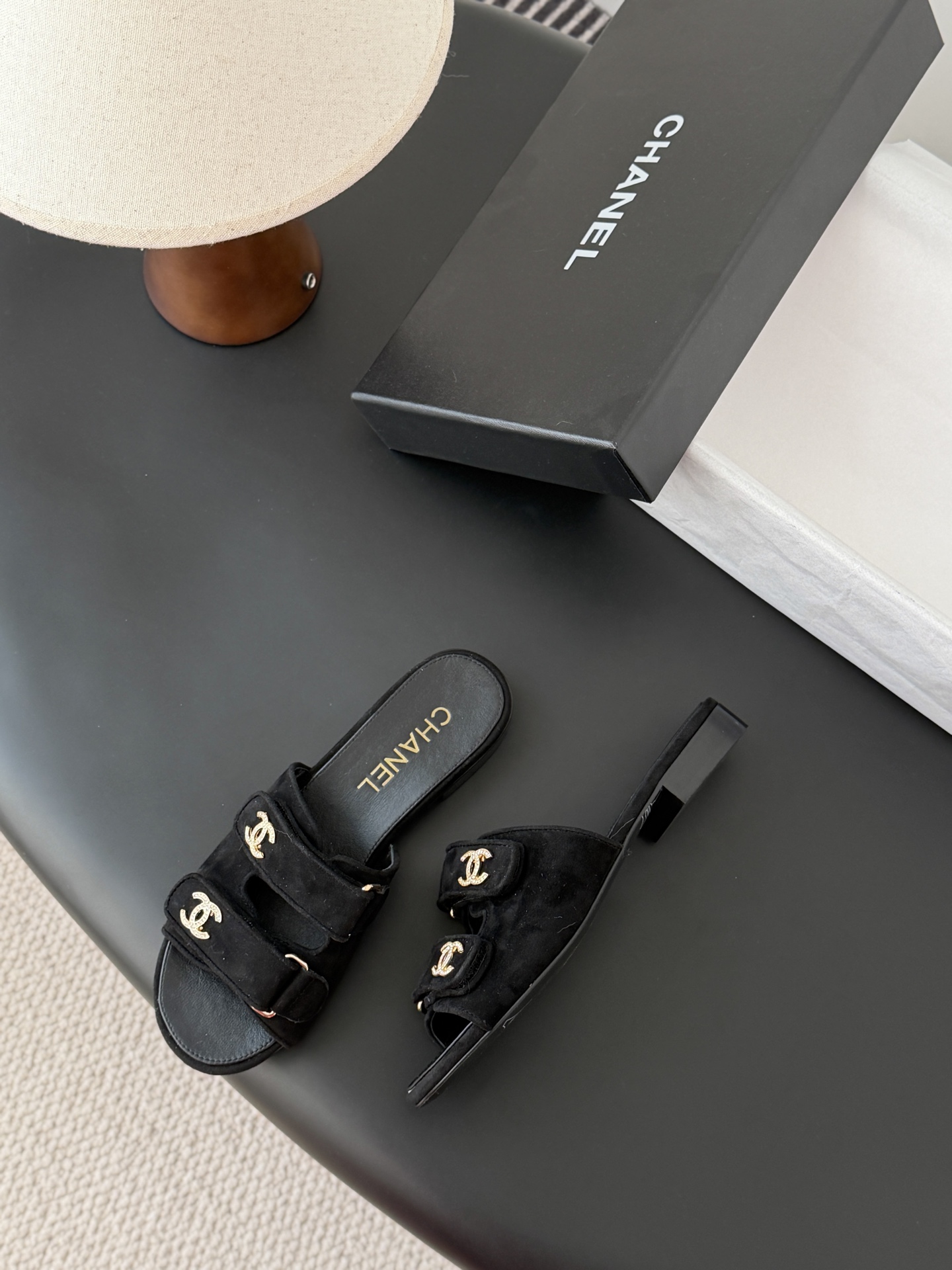 Chanel 经典双c扣拖鞋香奶奶家一贯的优雅名媛气质高级感十足！上脚非常nice～非常百搭！无敌美！特