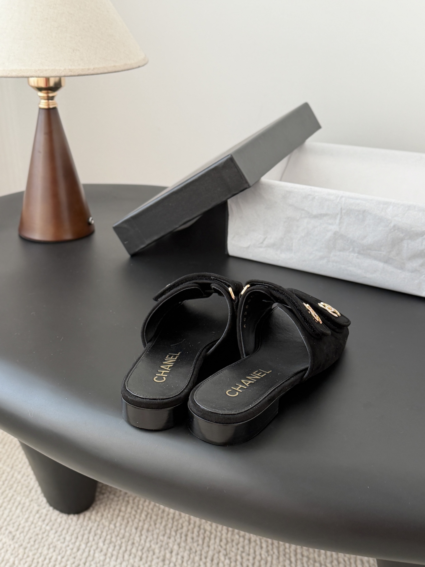 Chanel 经典双c扣拖鞋香奶奶家一贯的优雅名媛气质高级感十足！上脚非常nice～非常百搭！无敌美！特