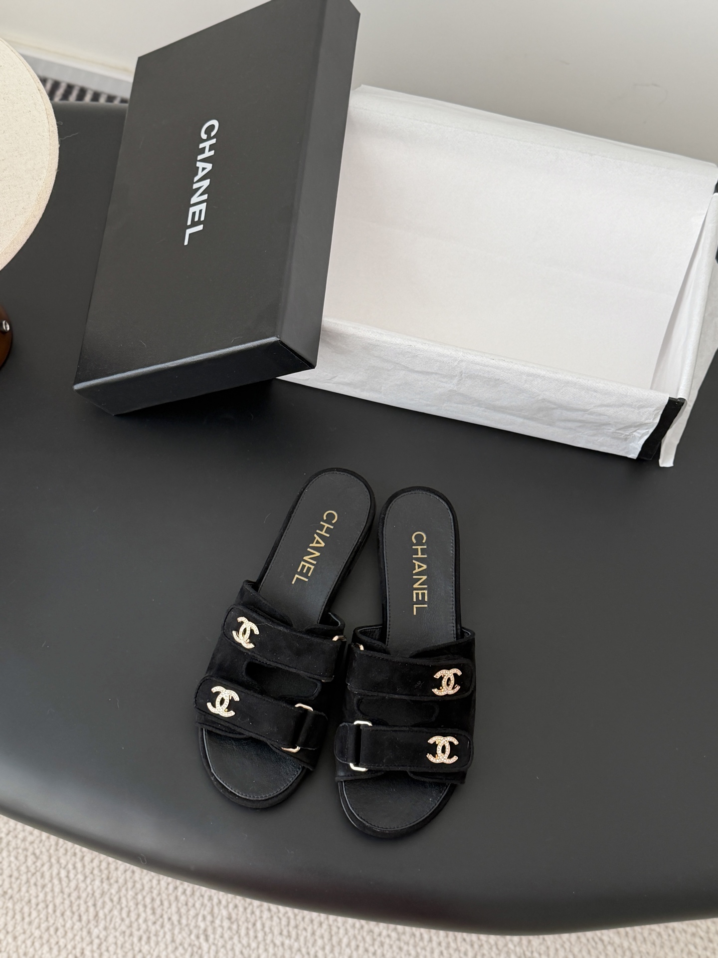 NO:721219,Chanel's classic double C buckle slippers have the usual elegant and ladylike temperament of Grandma Xiang's family and are full of high-end feel!  Very nice on the feet ~ very versatile!  Incomparably beautiful!  Extraordinary sheepskin lining, original leather outsole Size35-39 (customized 40/41), slippers, chanel, slippers, sheepskin, Leather soles19860909Chanel 经典双c扣拖鞋 香奶奶家一贯的优雅名媛气质 高级感十足！上脚非常nice～ 非常百搭！无敌美！特别仙 内里垫脚羊皮 原版真皮大底 Size35-39（40/41定制）,拖鞋,chanel,slippers,sheepskin,Leather soles,Women's Shoes