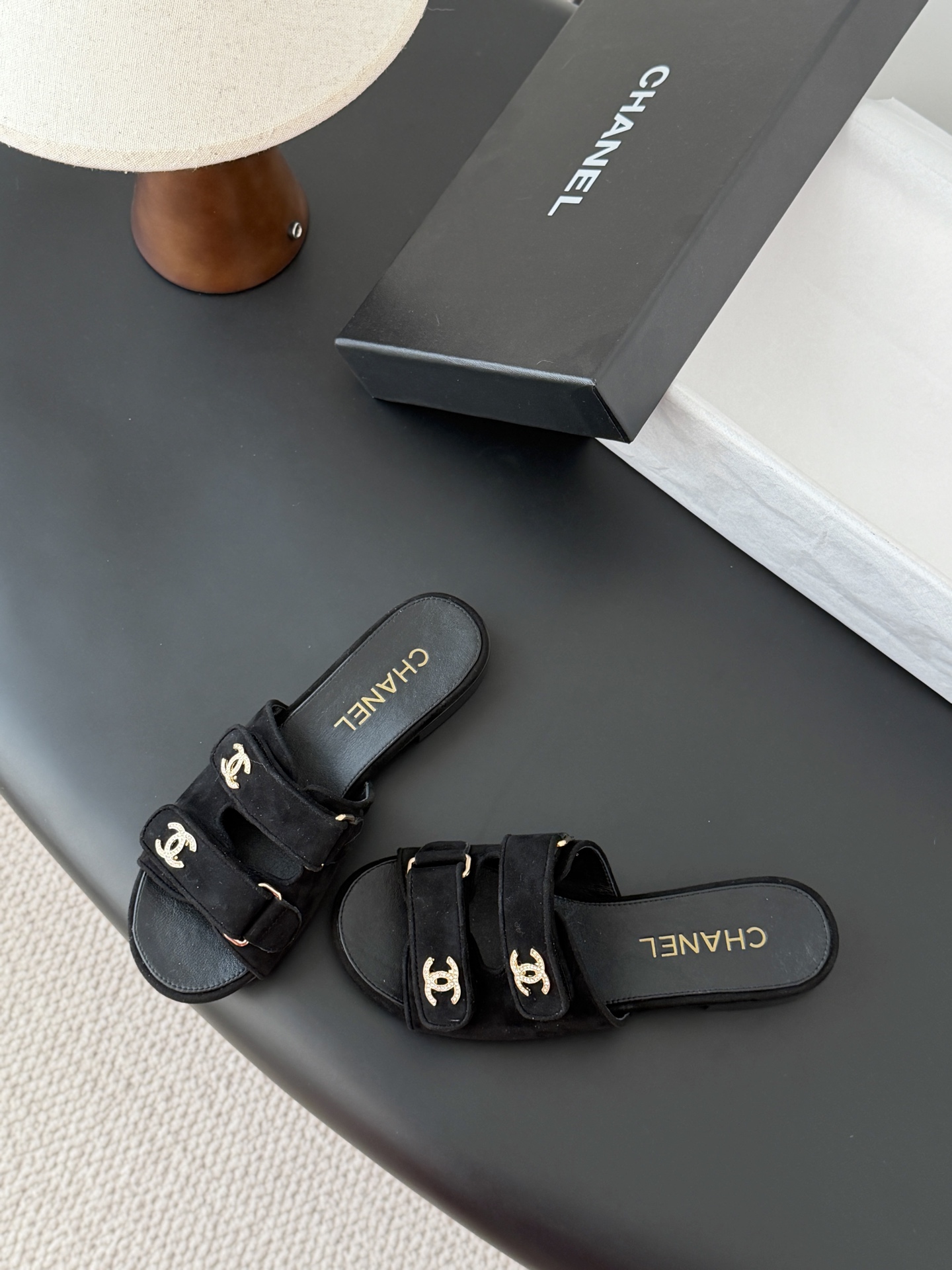 Chanel 经典双c扣拖鞋香奶奶家一贯的优雅名媛气质高级感十足！上脚非常nice～非常百搭！无敌美！特