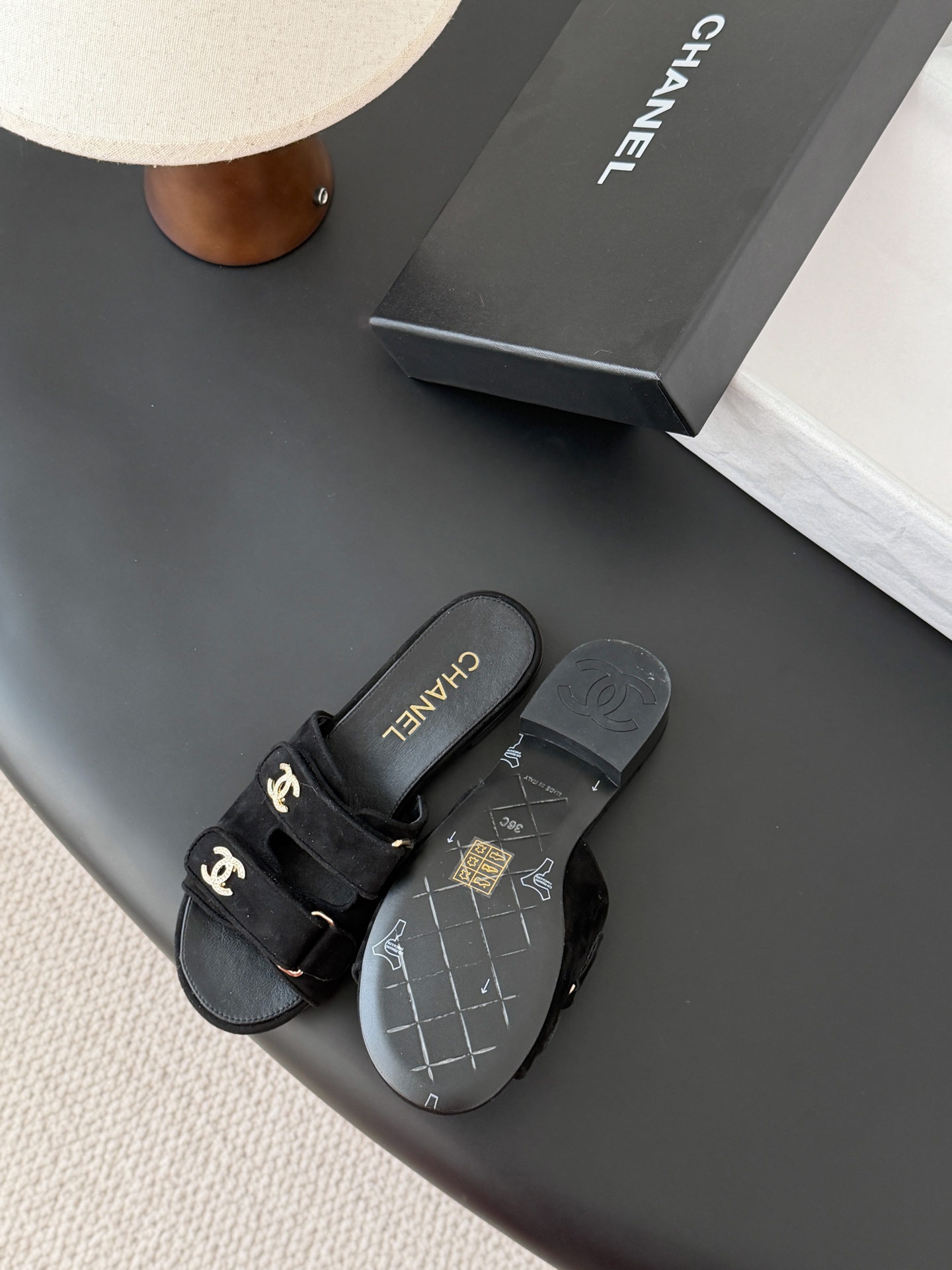 Chanel 经典双c扣拖鞋香奶奶家一贯的优雅名媛气质高级感十足！上脚非常nice～非常百搭！无敌美！特