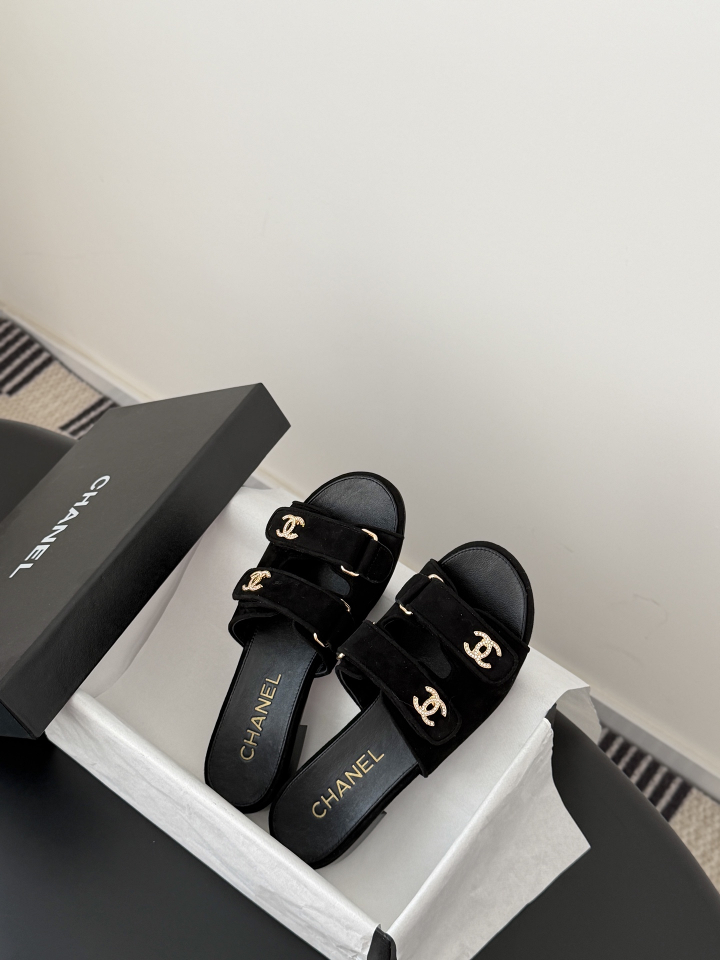 Chanel 经典双c扣拖鞋香奶奶家一贯的优雅名媛气质高级感十足！上脚非常nice～非常百搭！无敌美！特