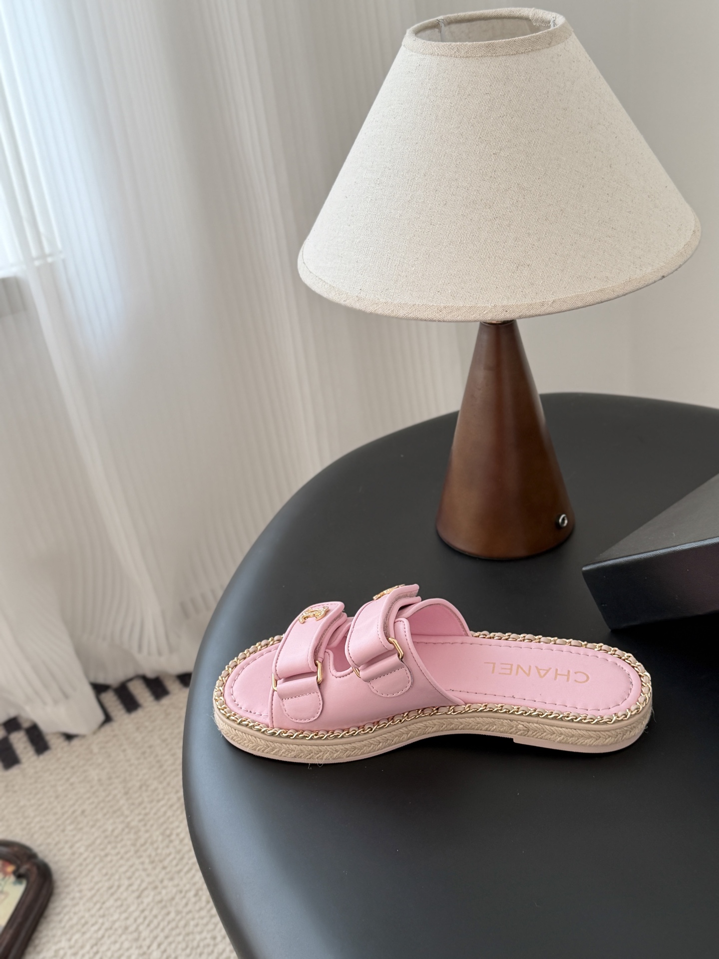 Chanel 经典双c扣链条拖鞋香奶奶家一贯的优雅名媛气质高级感十足！上脚非常nice～非常百搭！无敌美