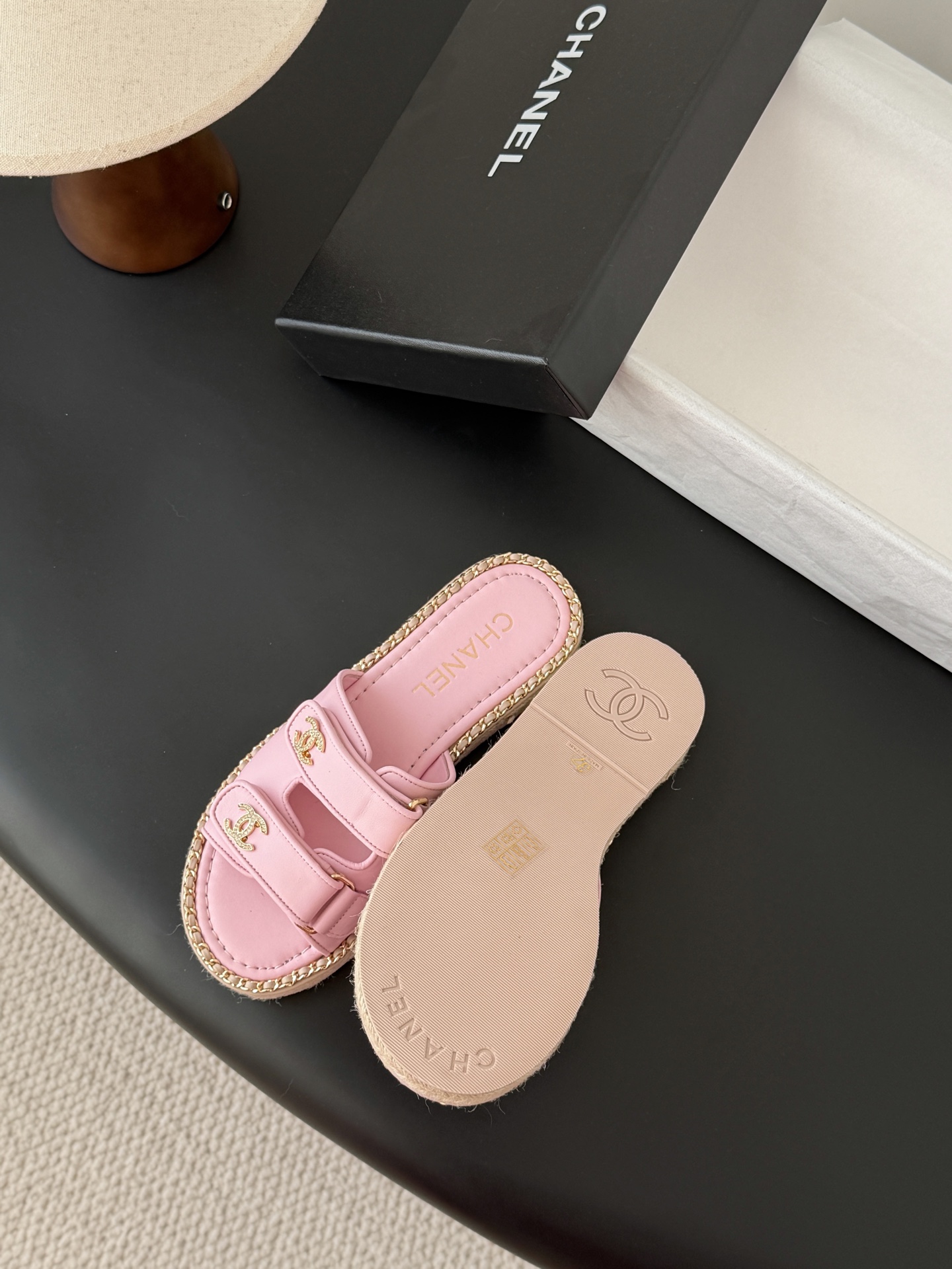 Chanel 经典双c扣链条拖鞋香奶奶家一贯的优雅名媛气质高级感十足！上脚非常nice～非常百搭！无敌美