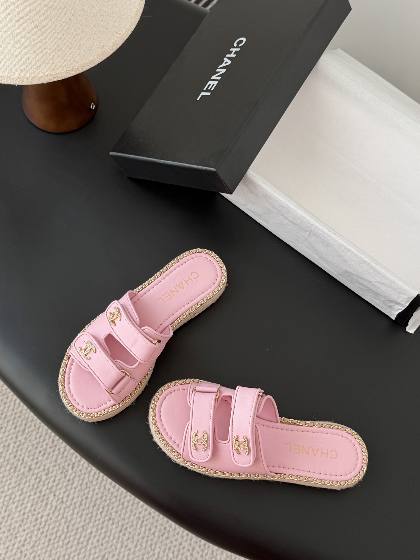 Chanel 经典双c扣链条拖鞋香奶奶家一贯的优雅名媛气质高级感十足！上脚非常nice～非常百搭！无敌美