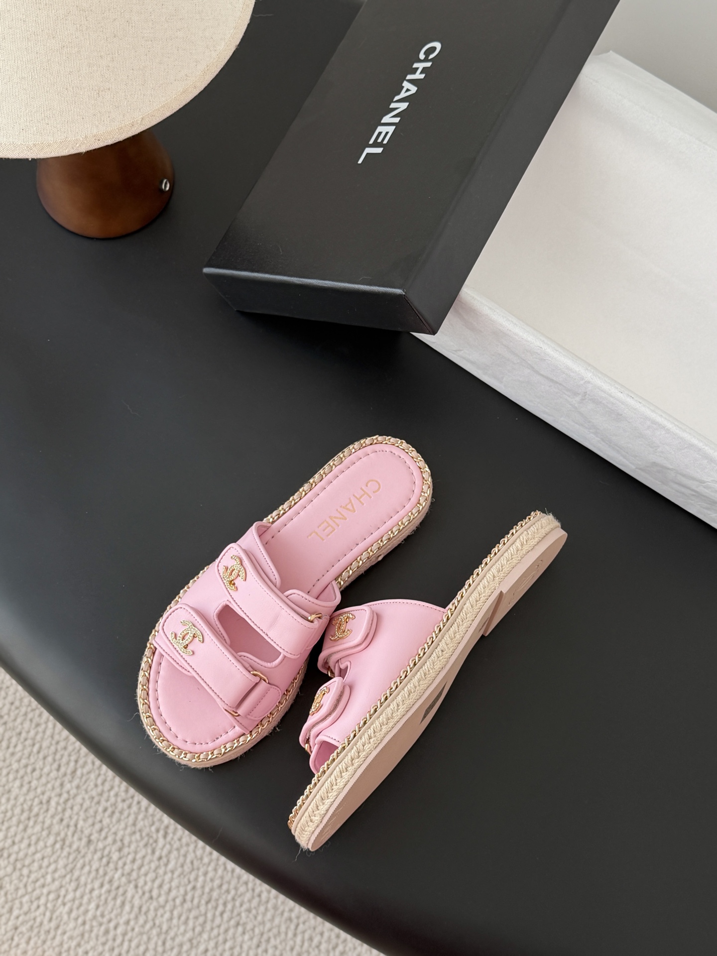 Chanel 经典双c扣链条拖鞋香奶奶家一贯的优雅名媛气质高级感十足！上脚非常nice～非常百搭！无敌美