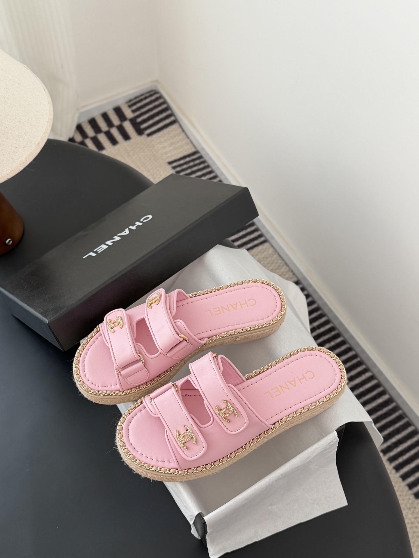 Chanel 经典双c扣链条拖鞋香奶奶家一贯的优雅名媛气质高级感十足！上脚非常nice～非常百搭！无敌美