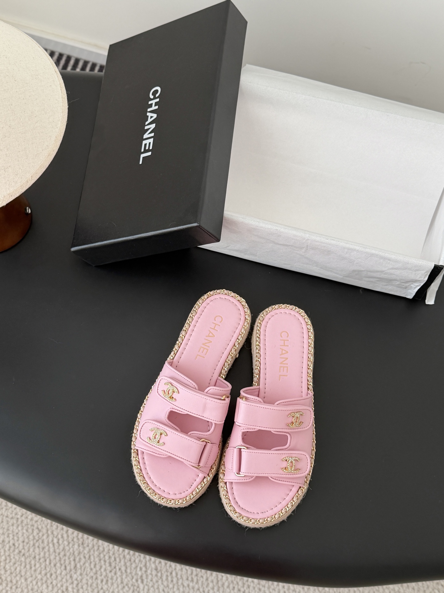 Chanel 经典双c扣链条拖鞋香奶奶家一贯的优雅名媛气质高级感十足！上脚非常nice～非常百搭！无敌美