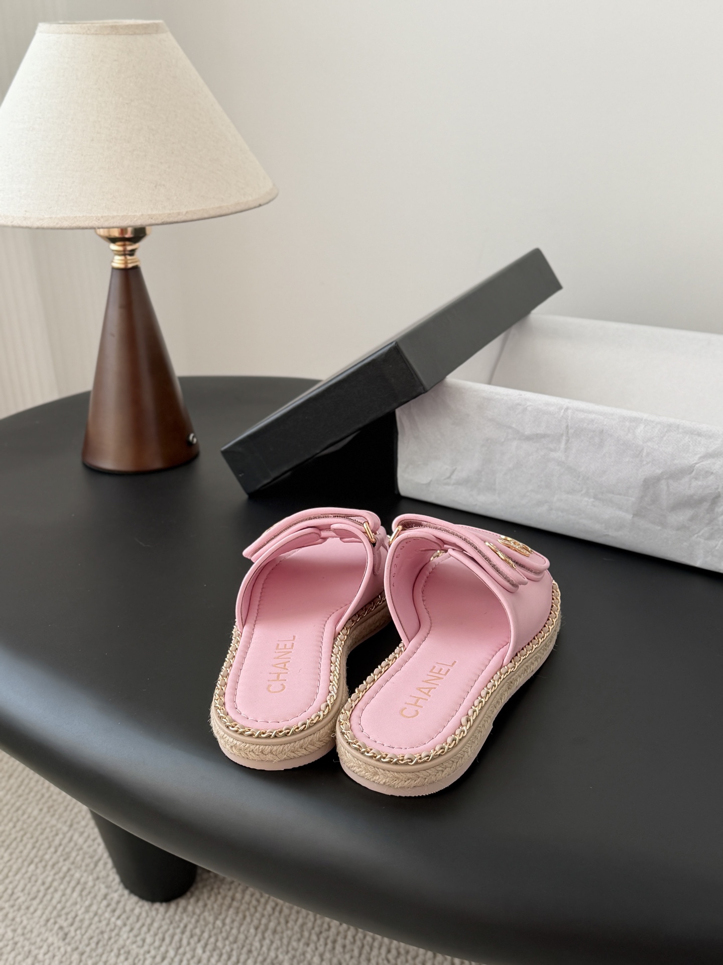 Chanel 经典双c扣链条拖鞋香奶奶家一贯的优雅名媛气质高级感十足！上脚非常nice～非常百搭！无敌美