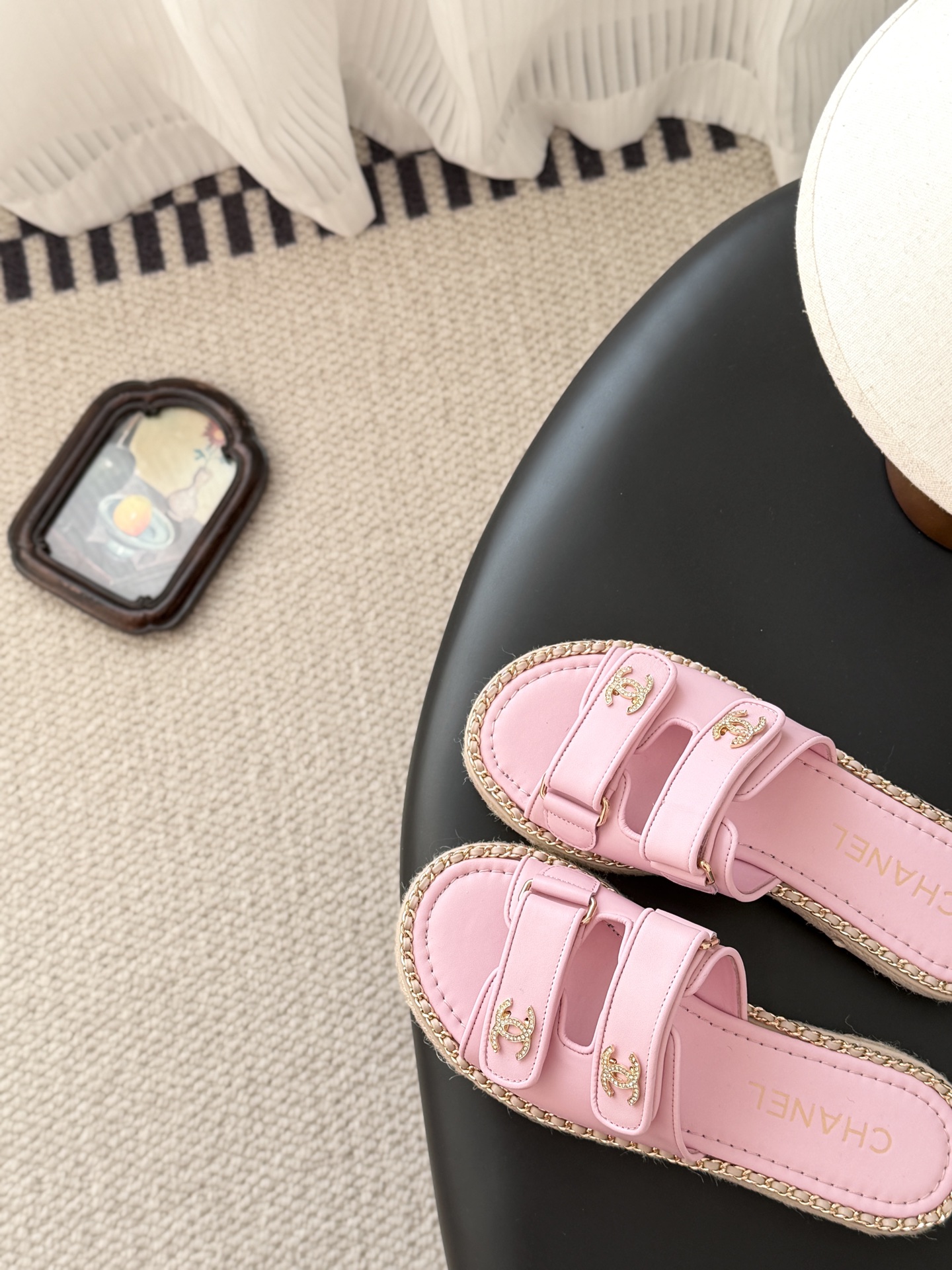 Chanel 经典双c扣链条拖鞋香奶奶家一贯的优雅名媛气质高级感十足！上脚非常nice～非常百搭！无敌美