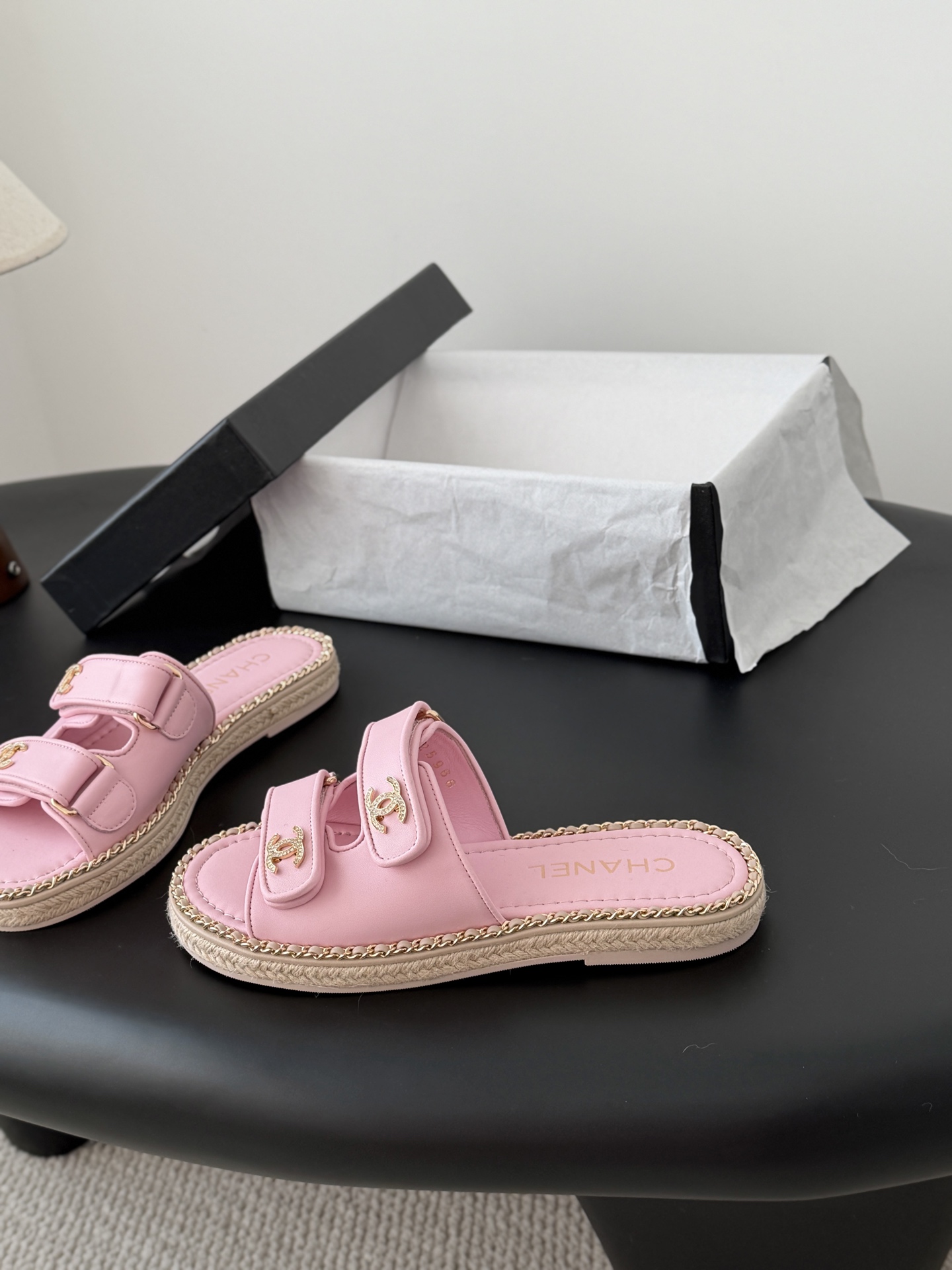 Chanel 经典双c扣链条拖鞋香奶奶家一贯的优雅名媛气质高级感十足！上脚非常nice～非常百搭！无敌美