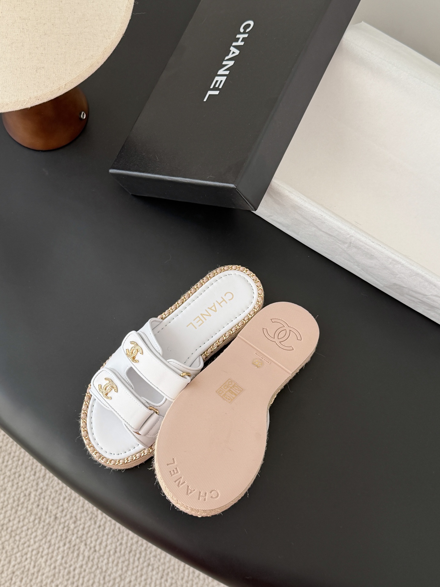 Chanel 经典双c扣链条拖鞋香奶奶家一贯的优雅名媛气质高级感十足！上脚非常nice～非常百搭！无敌美