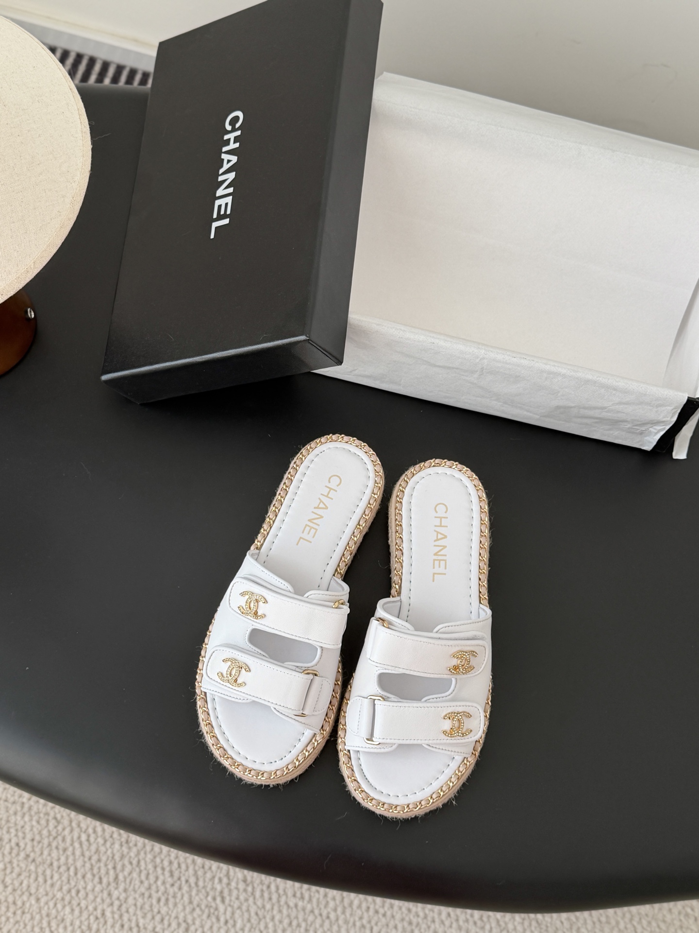 Chanel 经典双c扣链条拖鞋香奶奶家一贯的优雅名媛气质高级感十足！上脚非常nice～非常百搭！无敌美