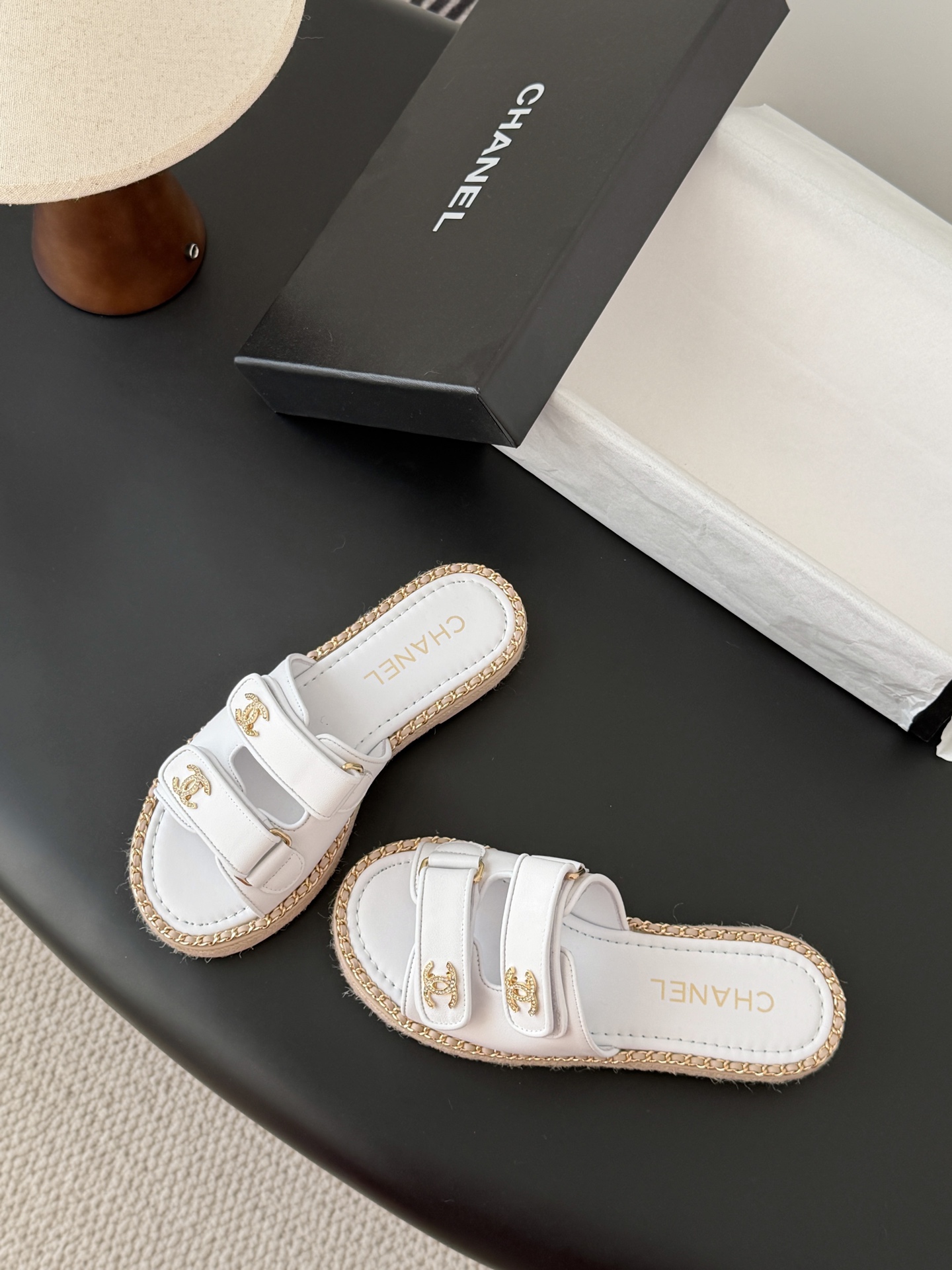 Chanel 经典双c扣链条拖鞋香奶奶家一贯的优雅名媛气质高级感十足！上脚非常nice～非常百搭！无敌美