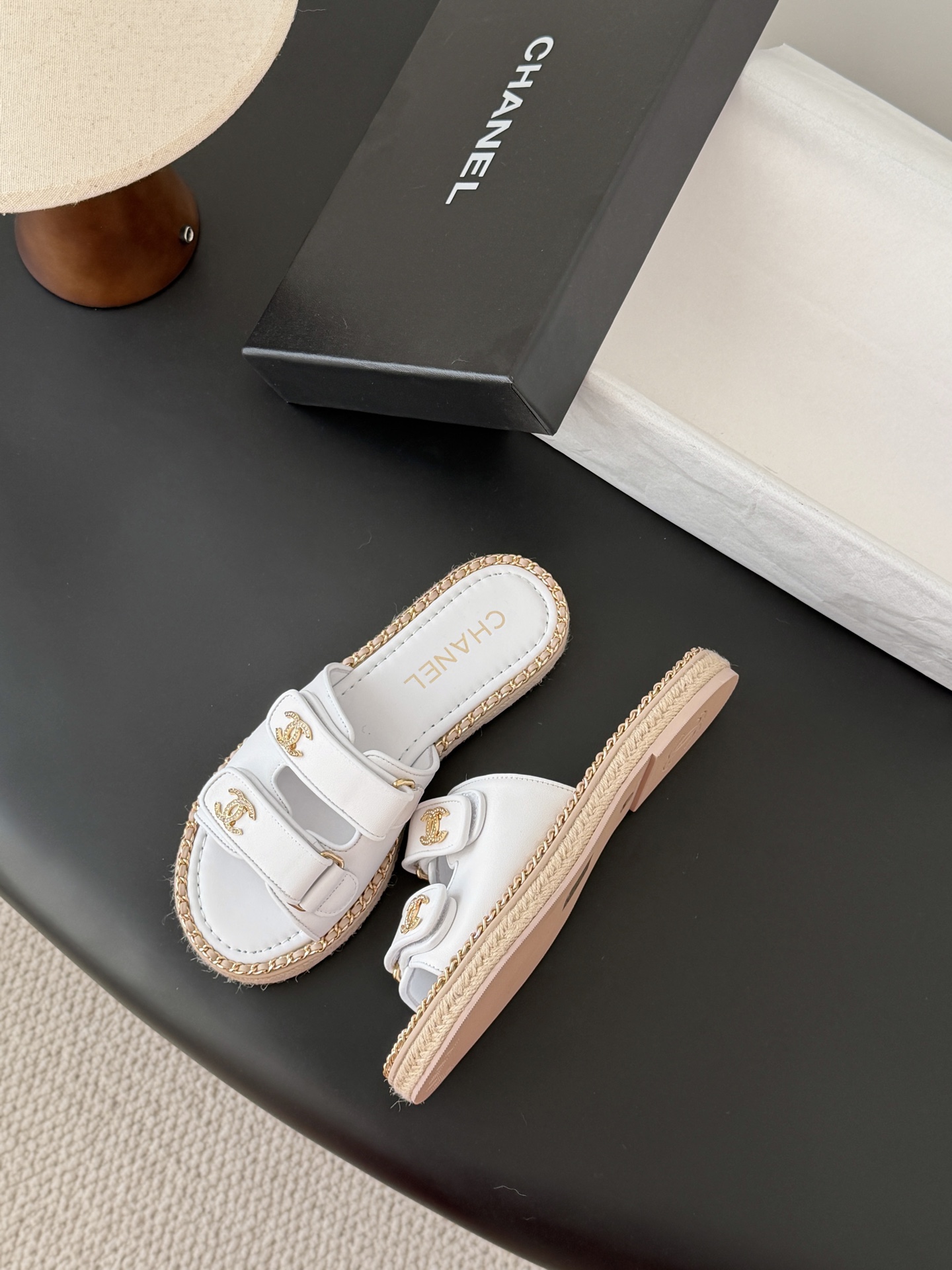 Chanel 经典双c扣链条拖鞋香奶奶家一贯的优雅名媛气质高级感十足！上脚非常nice～非常百搭！无敌美