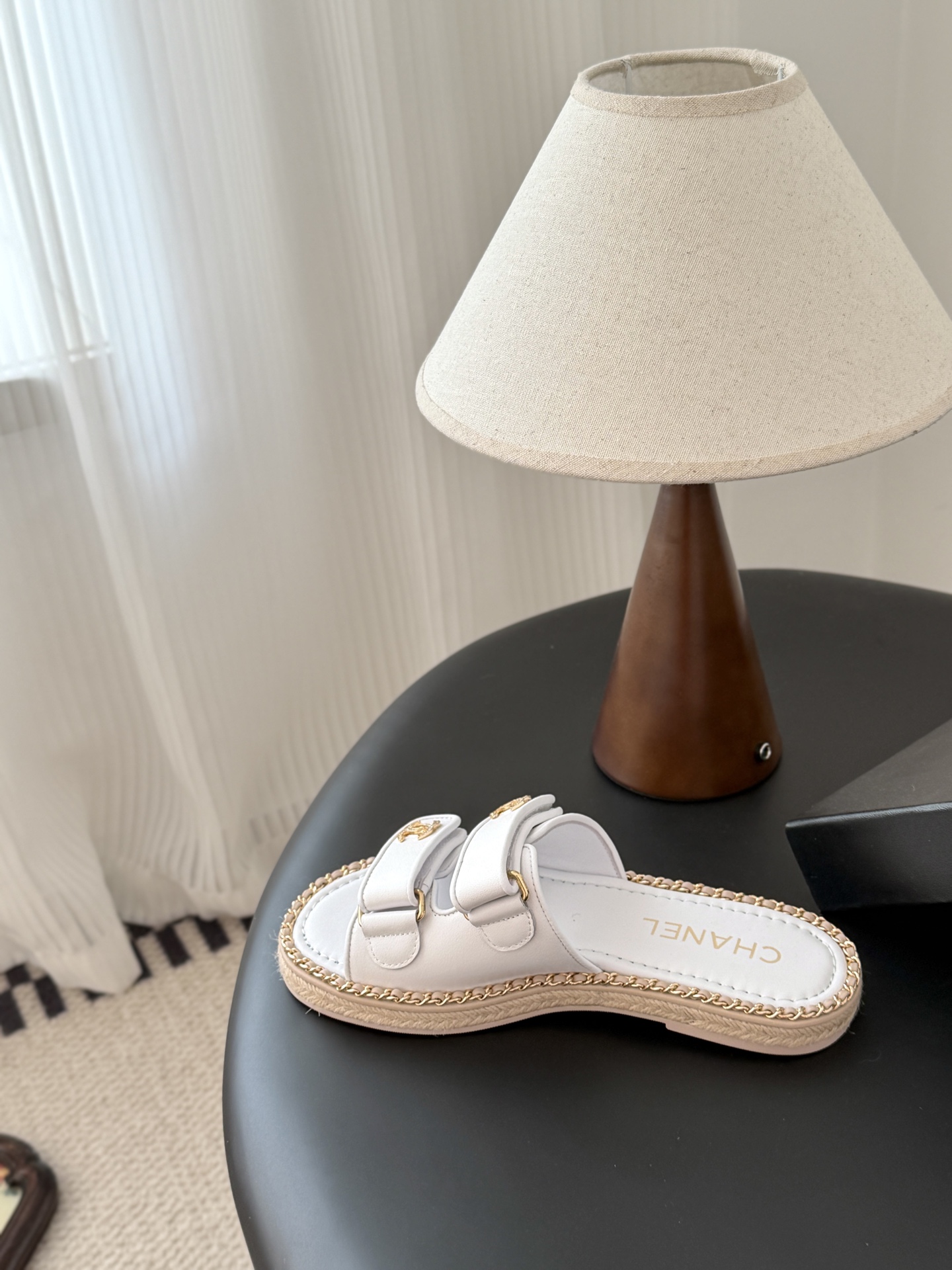 Chanel 经典双c扣链条拖鞋香奶奶家一贯的优雅名媛气质高级感十足！上脚非常nice～非常百搭！无敌美