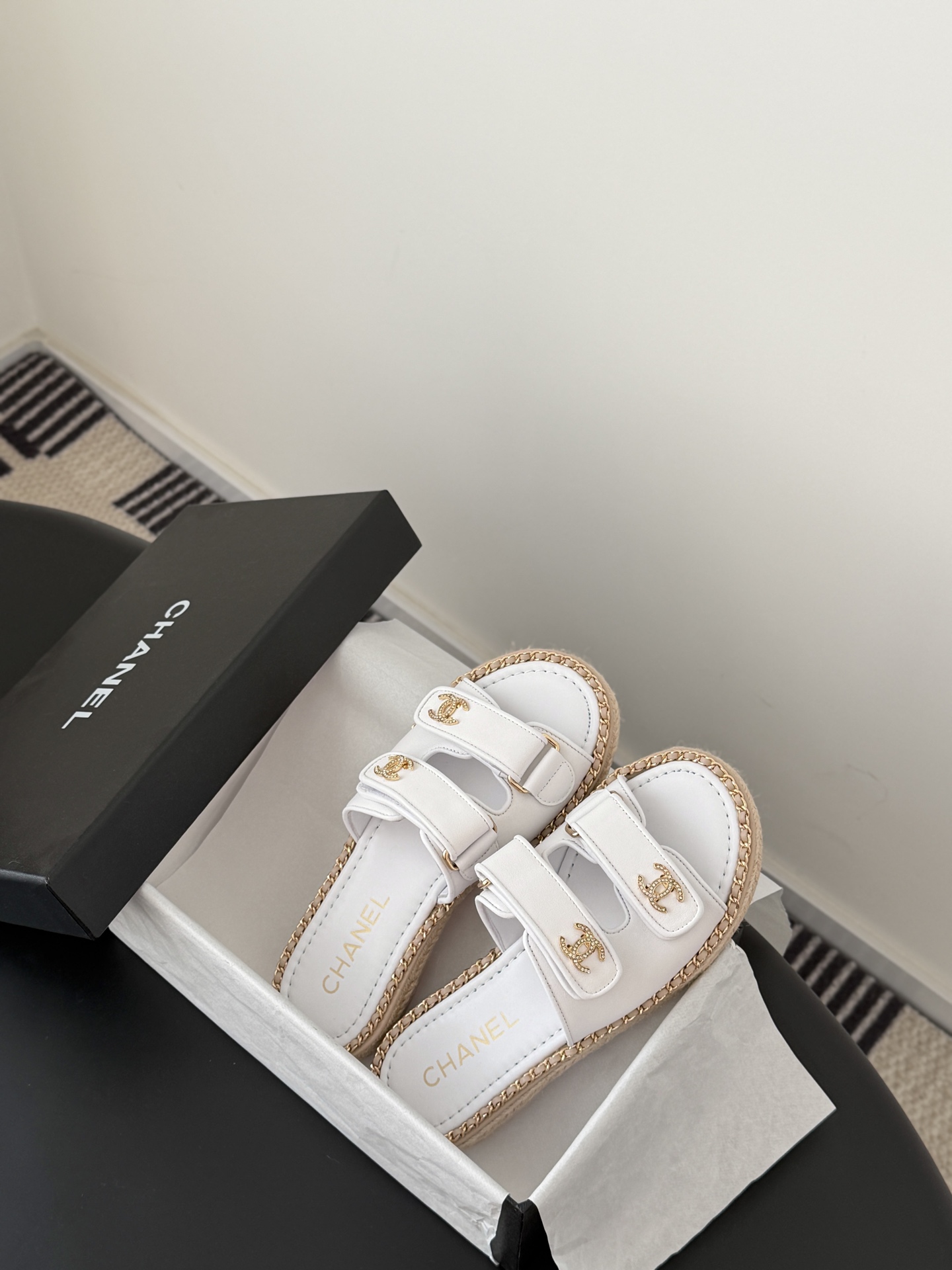 Chanel 经典双c扣链条拖鞋香奶奶家一贯的优雅名媛气质高级感十足！上脚非常nice～非常百搭！无敌美