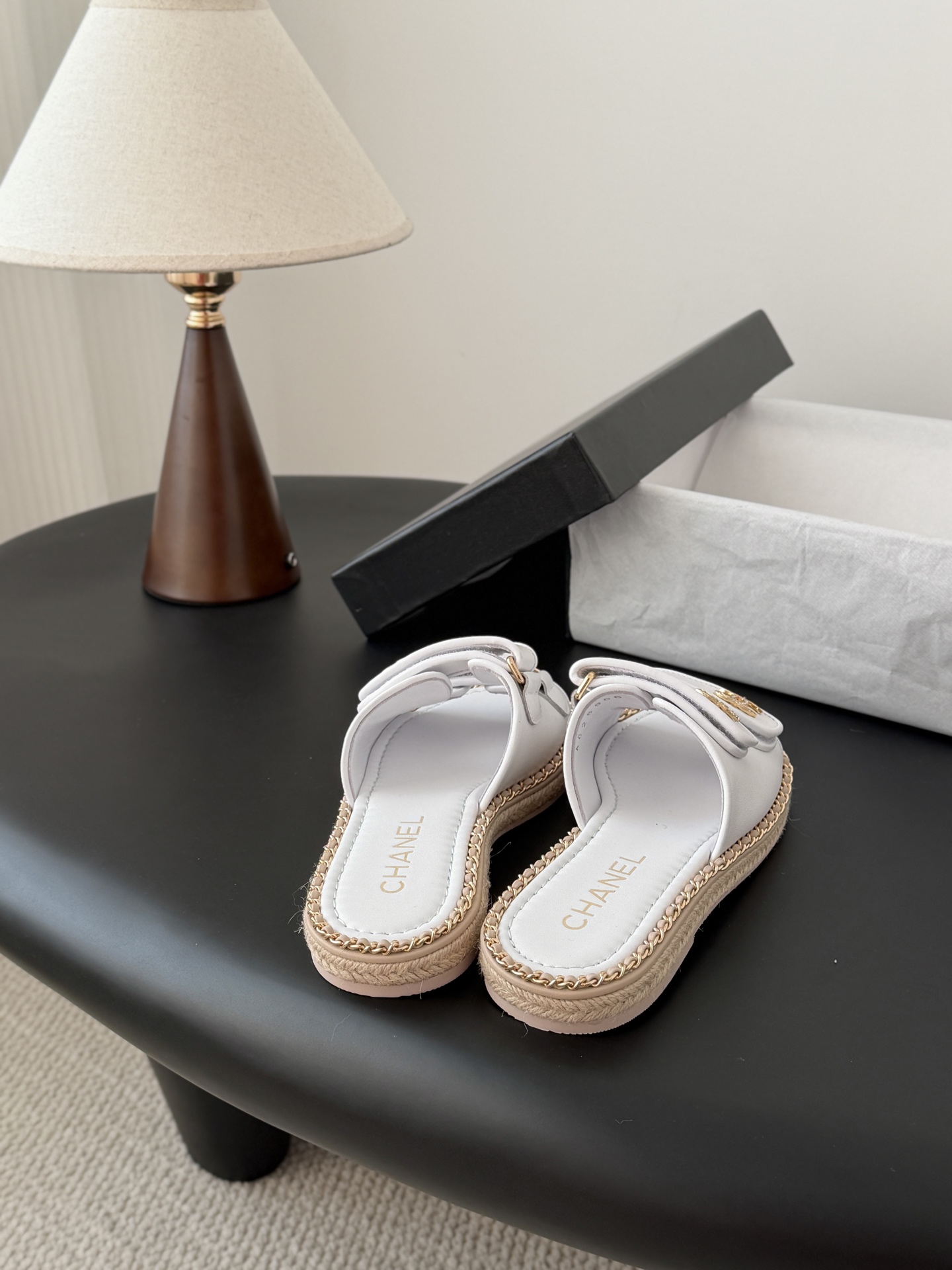 Chanel 经典双c扣链条拖鞋香奶奶家一贯的优雅名媛气质高级感十足！上脚非常nice～非常百搭！无敌美