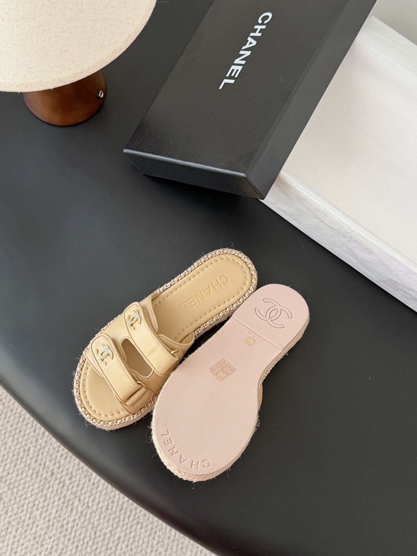 Chanel 经典双c扣链条拖鞋香奶奶家一贯的优雅名媛气质高级感十足！上脚非常nice～非常百搭！无敌美