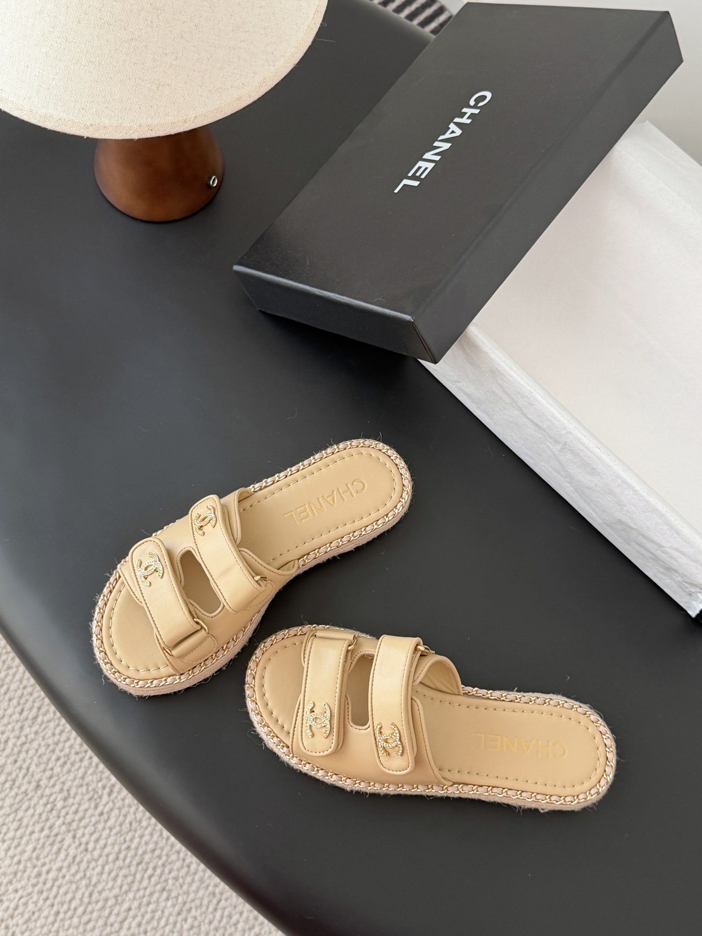 Chanel 经典双c扣链条拖鞋香奶奶家一贯的优雅名媛气质高级感十足！上脚非常nice～非常百搭！无敌美