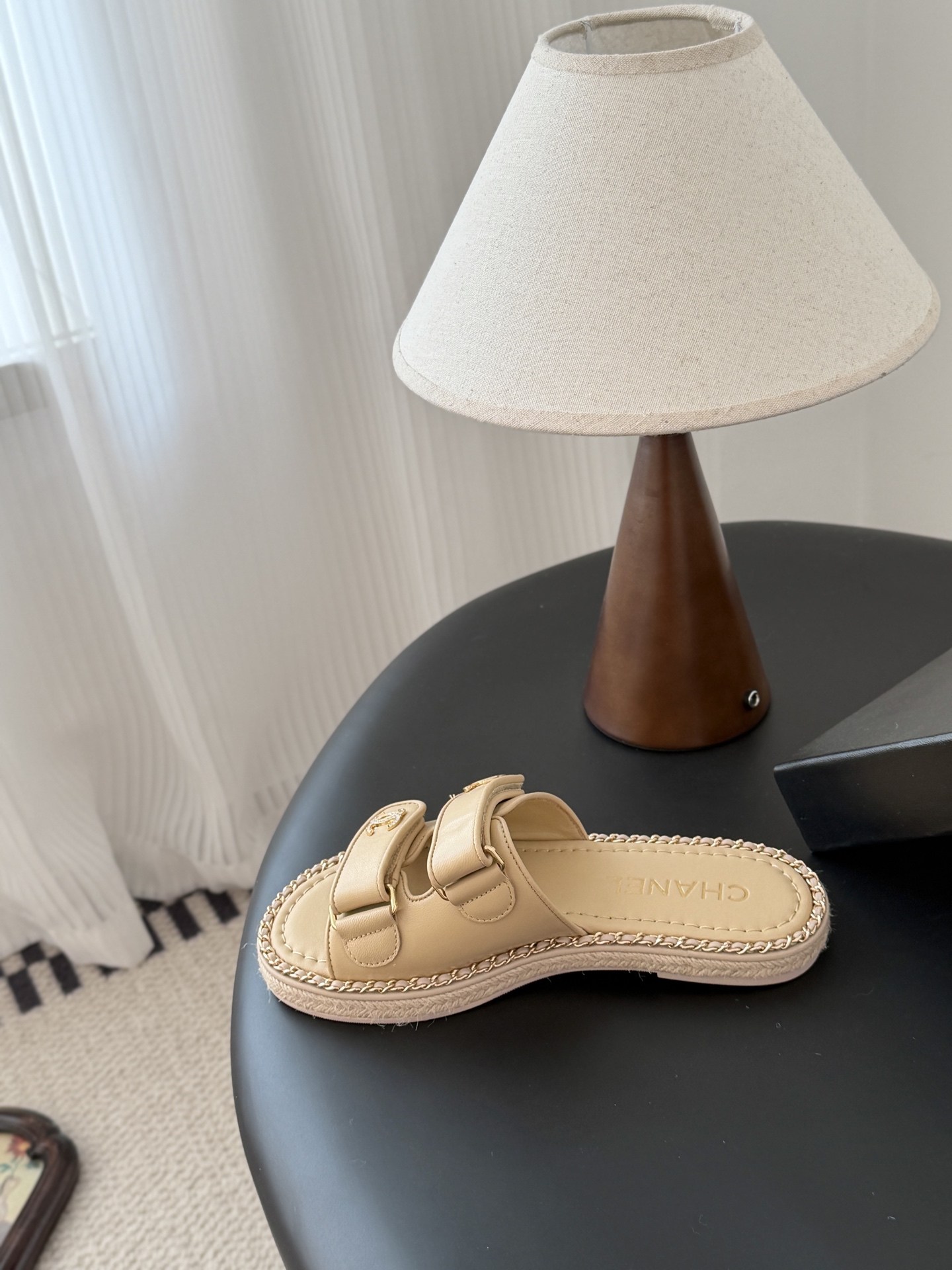 Chanel 经典双c扣链条拖鞋香奶奶家一贯的优雅名媛气质高级感十足！上脚非常nice～非常百搭！无敌美