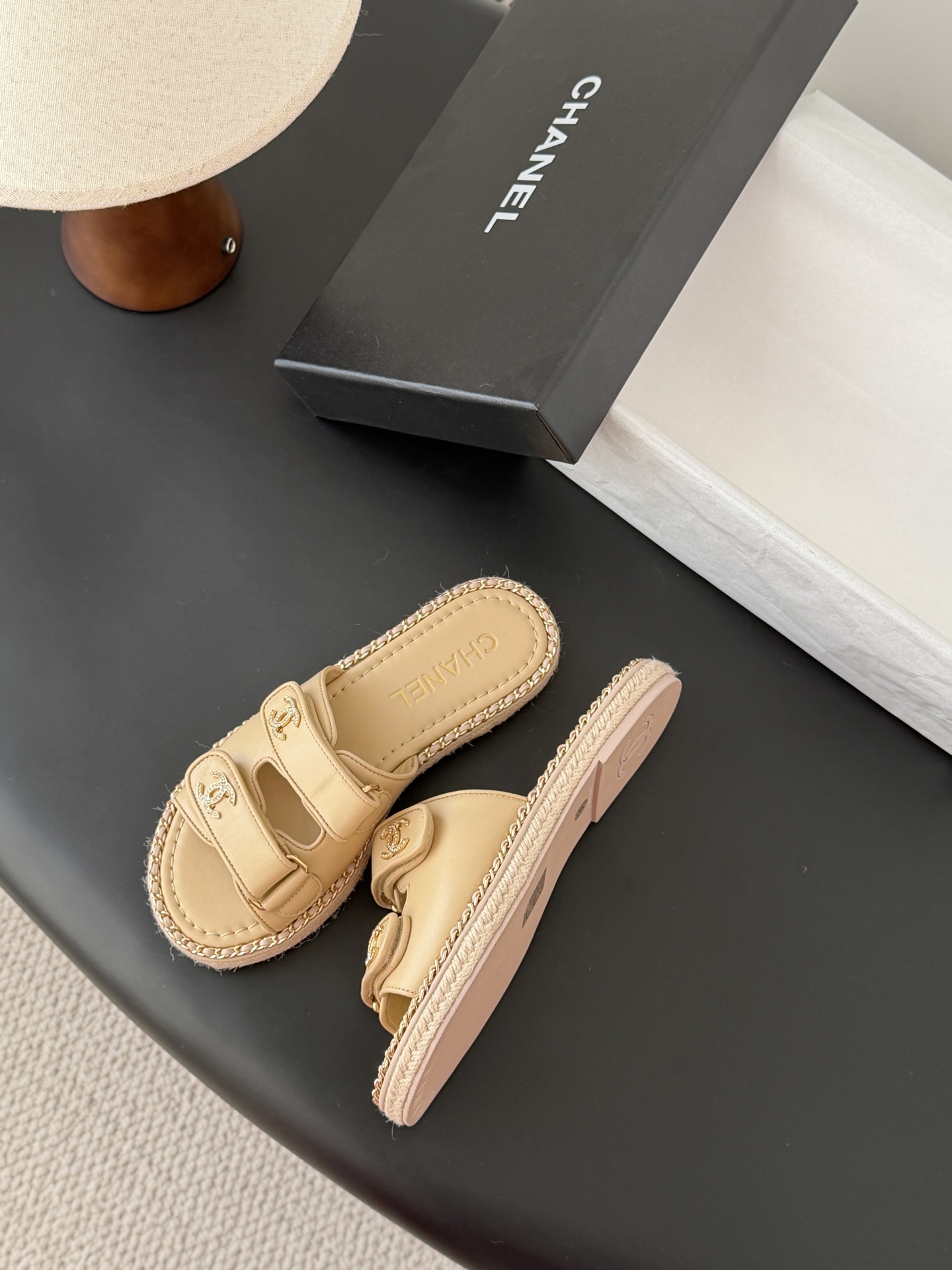 Chanel 经典双c扣链条拖鞋香奶奶家一贯的优雅名媛气质高级感十足！上脚非常nice～非常百搭！无敌美