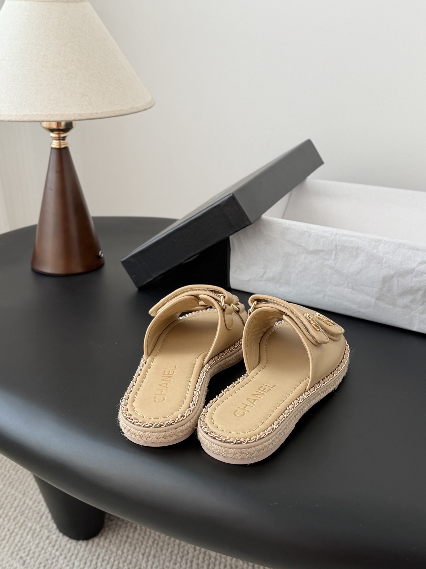 Chanel 经典双c扣链条拖鞋香奶奶家一贯的优雅名媛气质高级感十足！上脚非常nice～非常百搭！无敌美