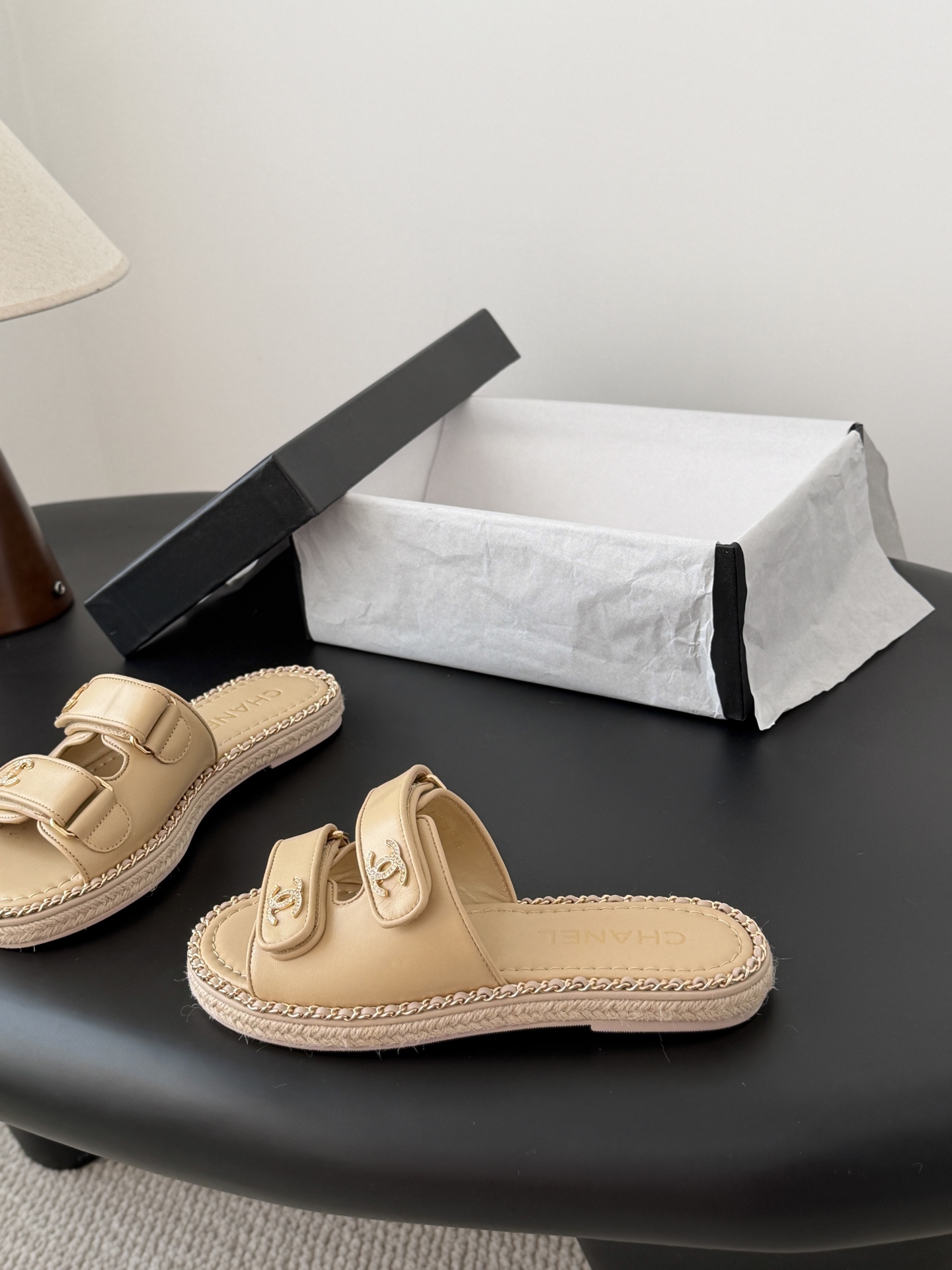 Chanel 经典双c扣链条拖鞋香奶奶家一贯的优雅名媛气质高级感十足！上脚非常nice～非常百搭！无敌美