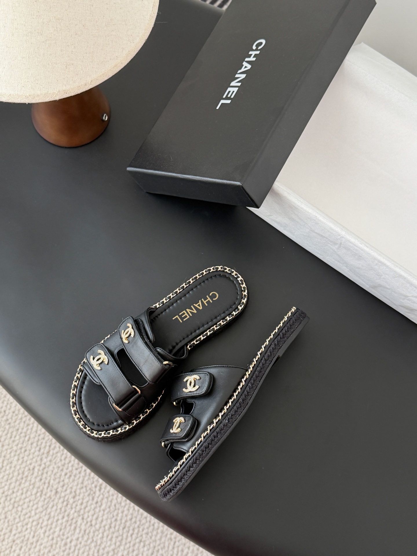 Chanel 经典双c扣链条拖鞋香奶奶家一贯的优雅名媛气质高级感十足！上脚非常nice～非常百搭！无敌美