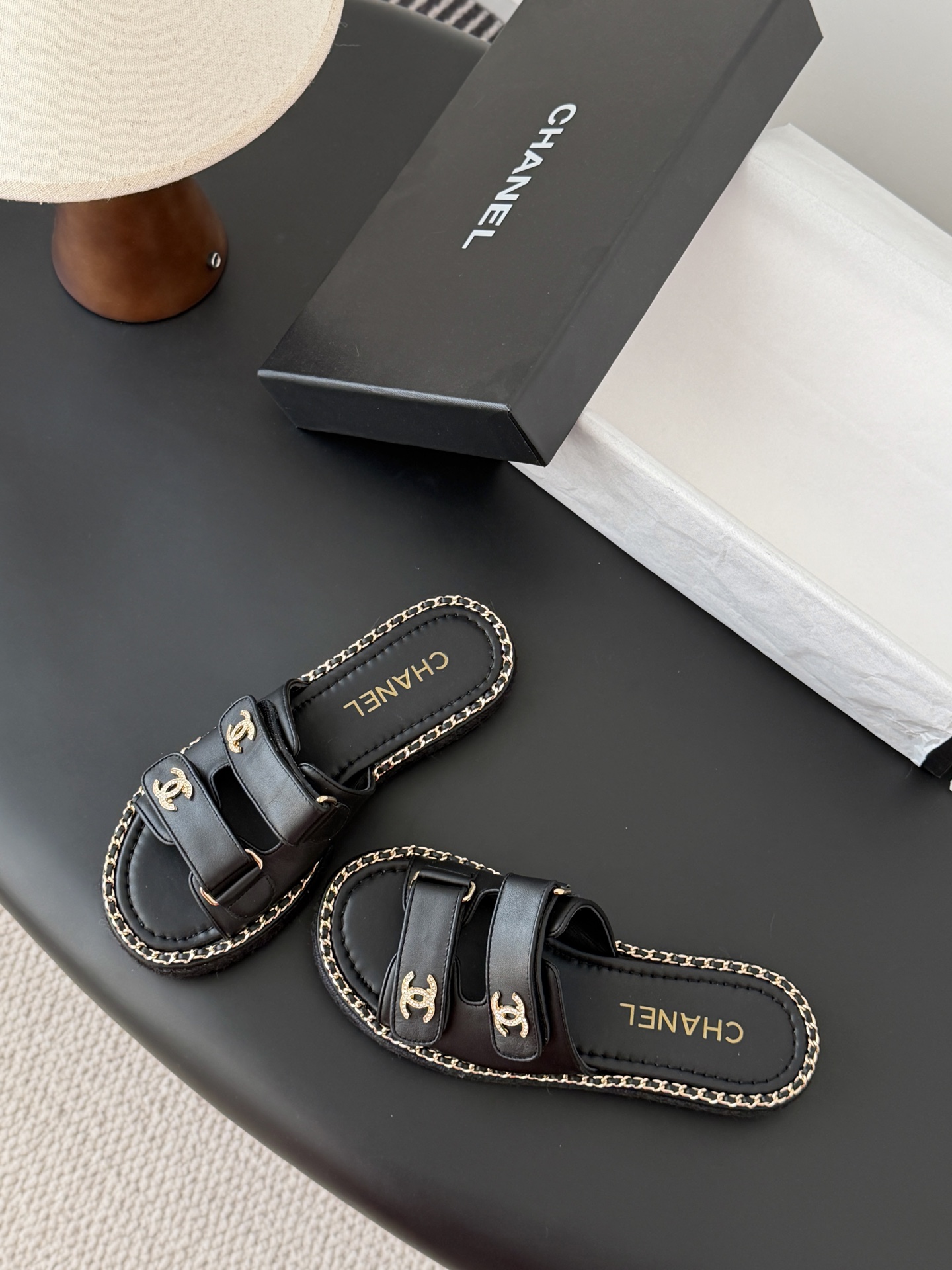 Chanel 经典双c扣链条拖鞋香奶奶家一贯的优雅名媛气质高级感十足！上脚非常nice～非常百搭！无敌美