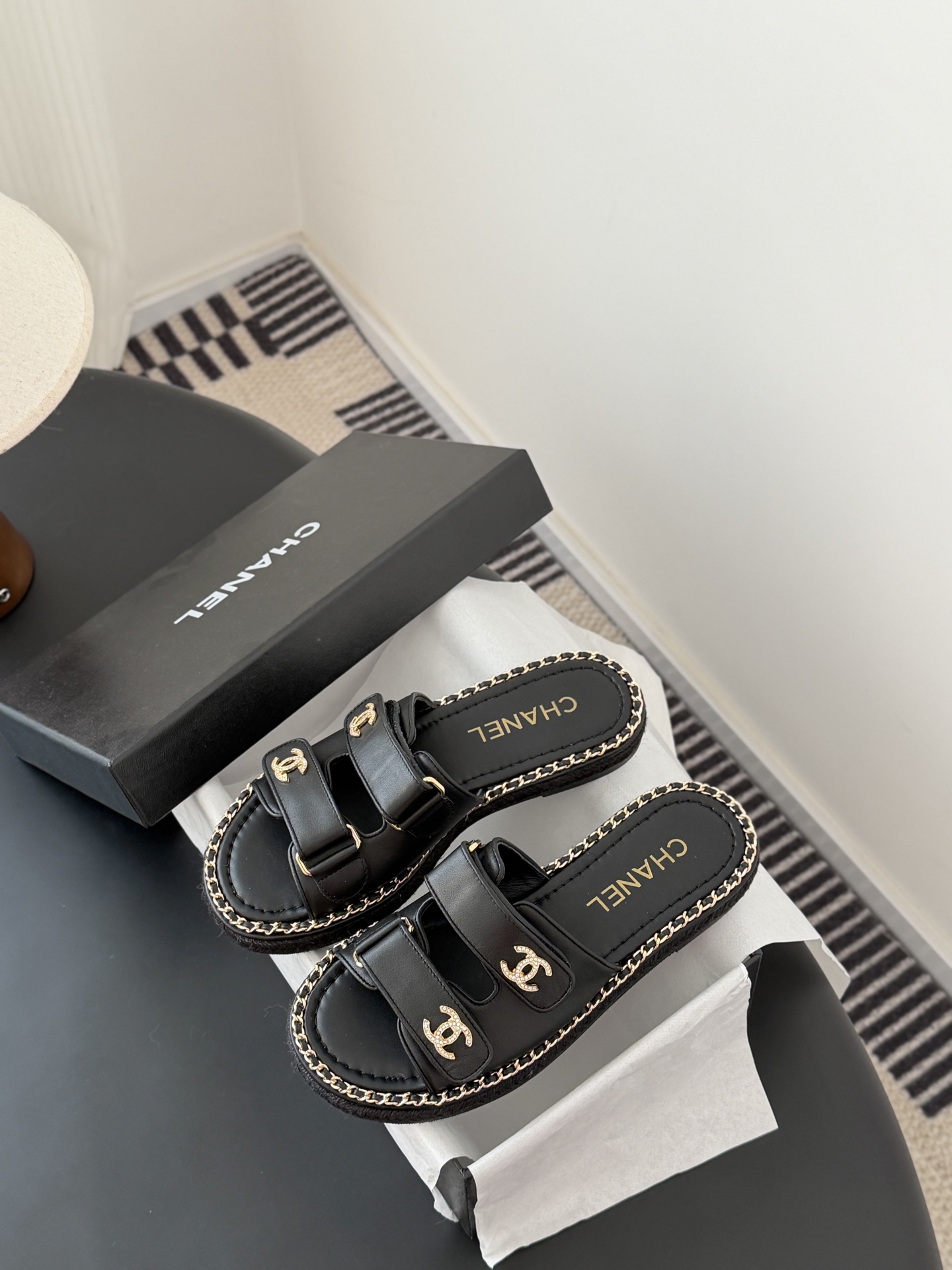 Chanel 经典双c扣链条拖鞋香奶奶家一贯的优雅名媛气质高级感十足！上脚非常nice～非常百搭！无敌美