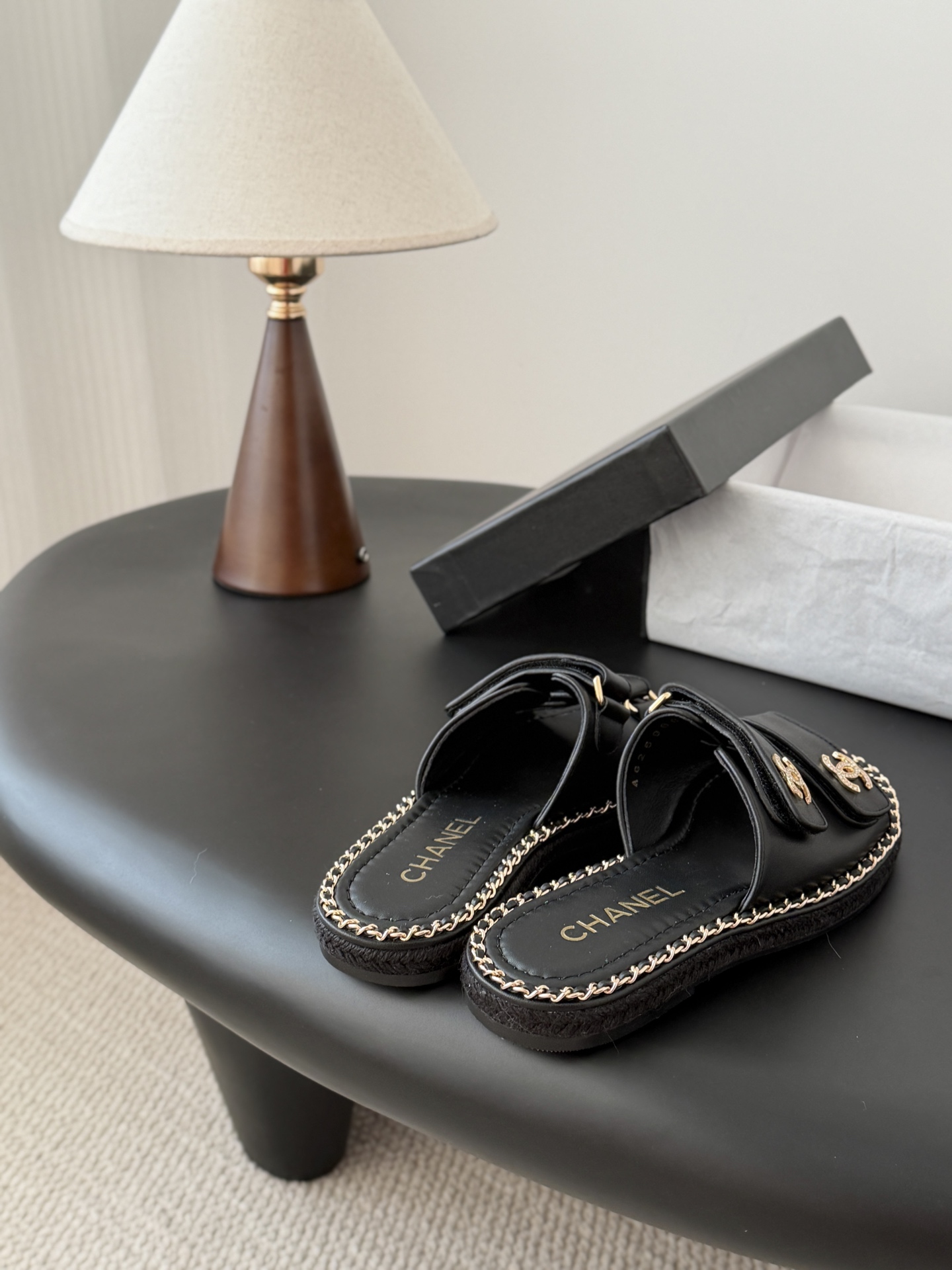 Chanel 经典双c扣链条拖鞋香奶奶家一贯的优雅名媛气质高级感十足！上脚非常nice～非常百搭！无敌美