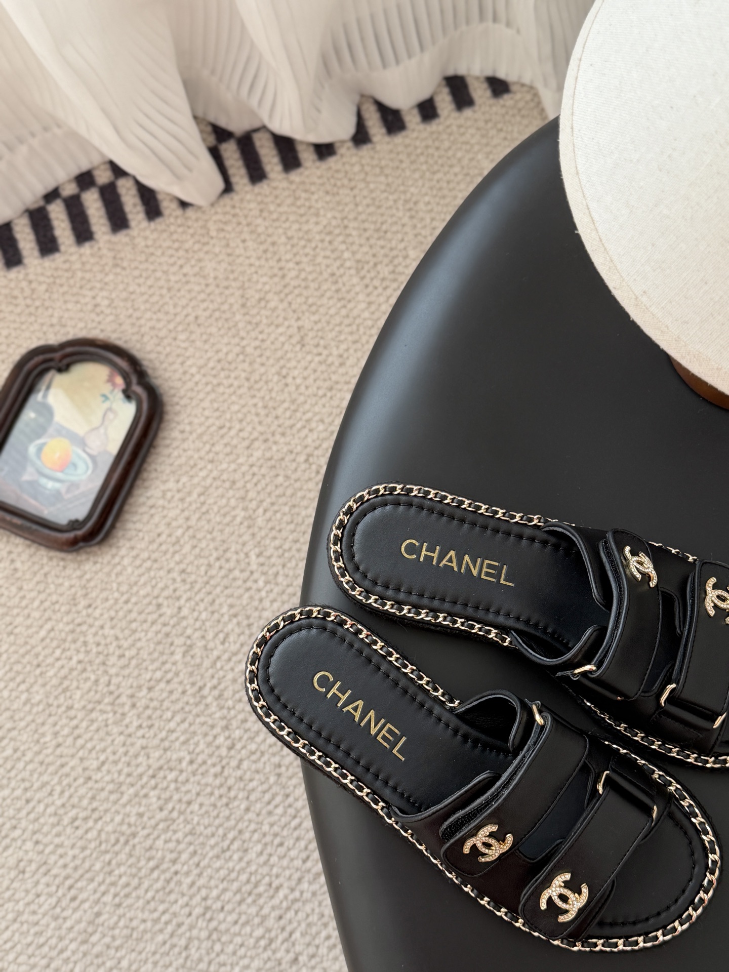 Chanel 经典双c扣链条拖鞋香奶奶家一贯的优雅名媛气质高级感十足！上脚非常nice～非常百搭！无敌美