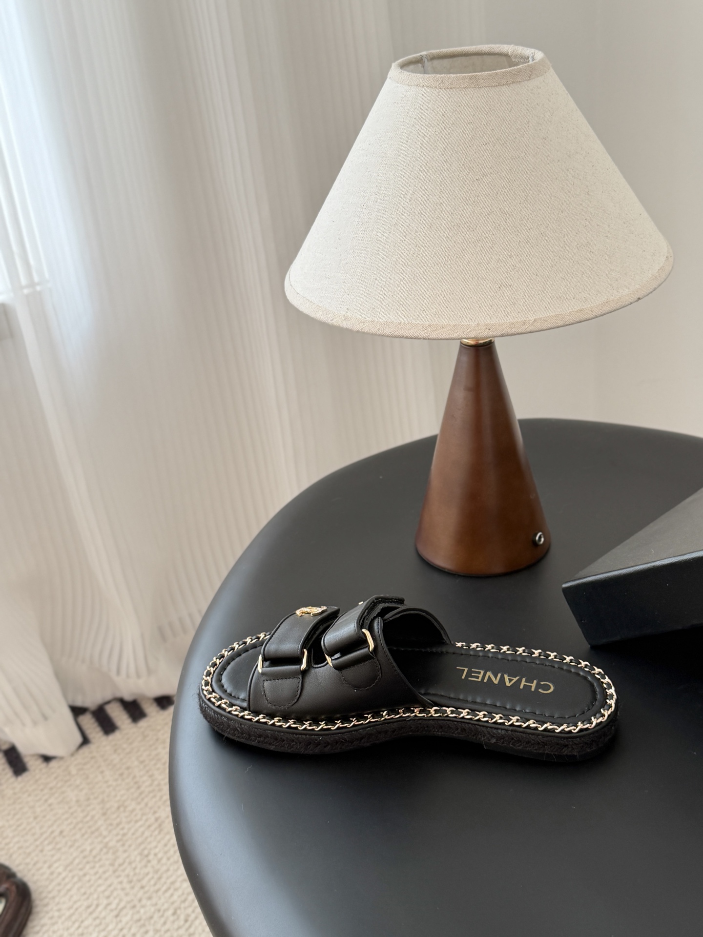 Chanel 经典双c扣链条拖鞋香奶奶家一贯的优雅名媛气质高级感十足！上脚非常nice～非常百搭！无敌美