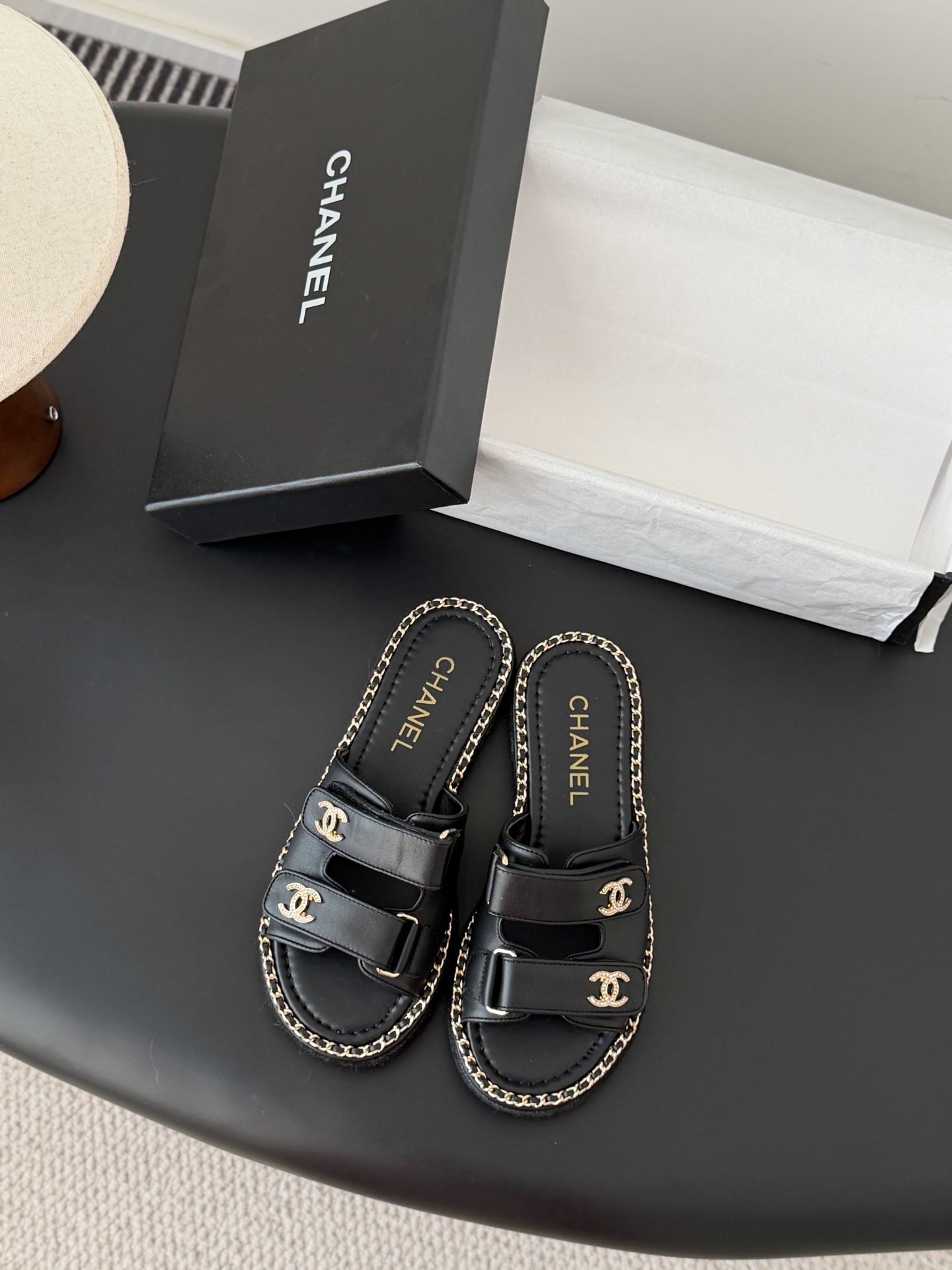 Chanel 经典双c扣链条拖鞋香奶奶家一贯的优雅名媛气质高级感十足！上脚非常nice～非常百搭！无敌美