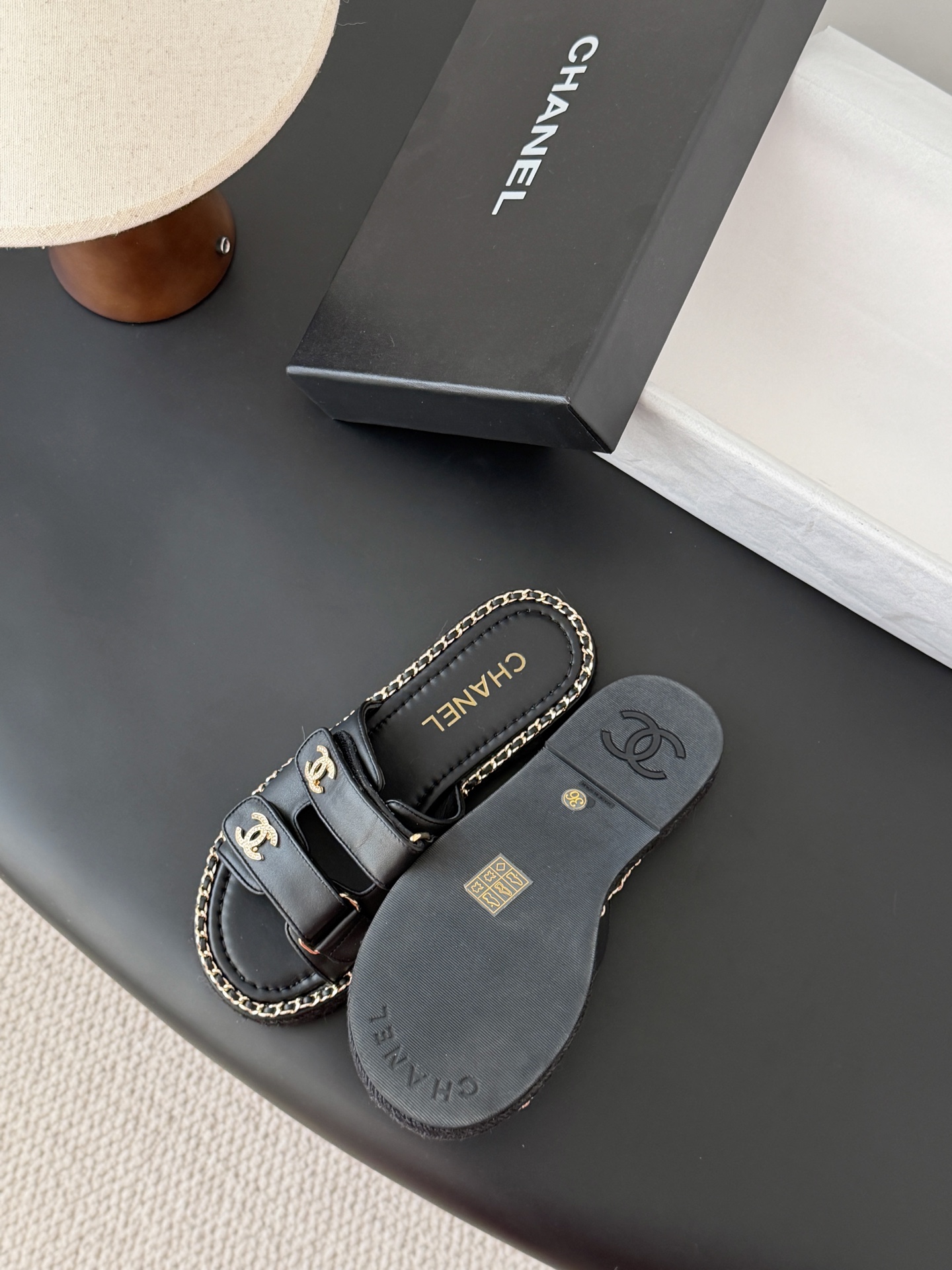 Chanel 经典双c扣链条拖鞋香奶奶家一贯的优雅名媛气质高级感十足！上脚非常nice～非常百搭！无敌美