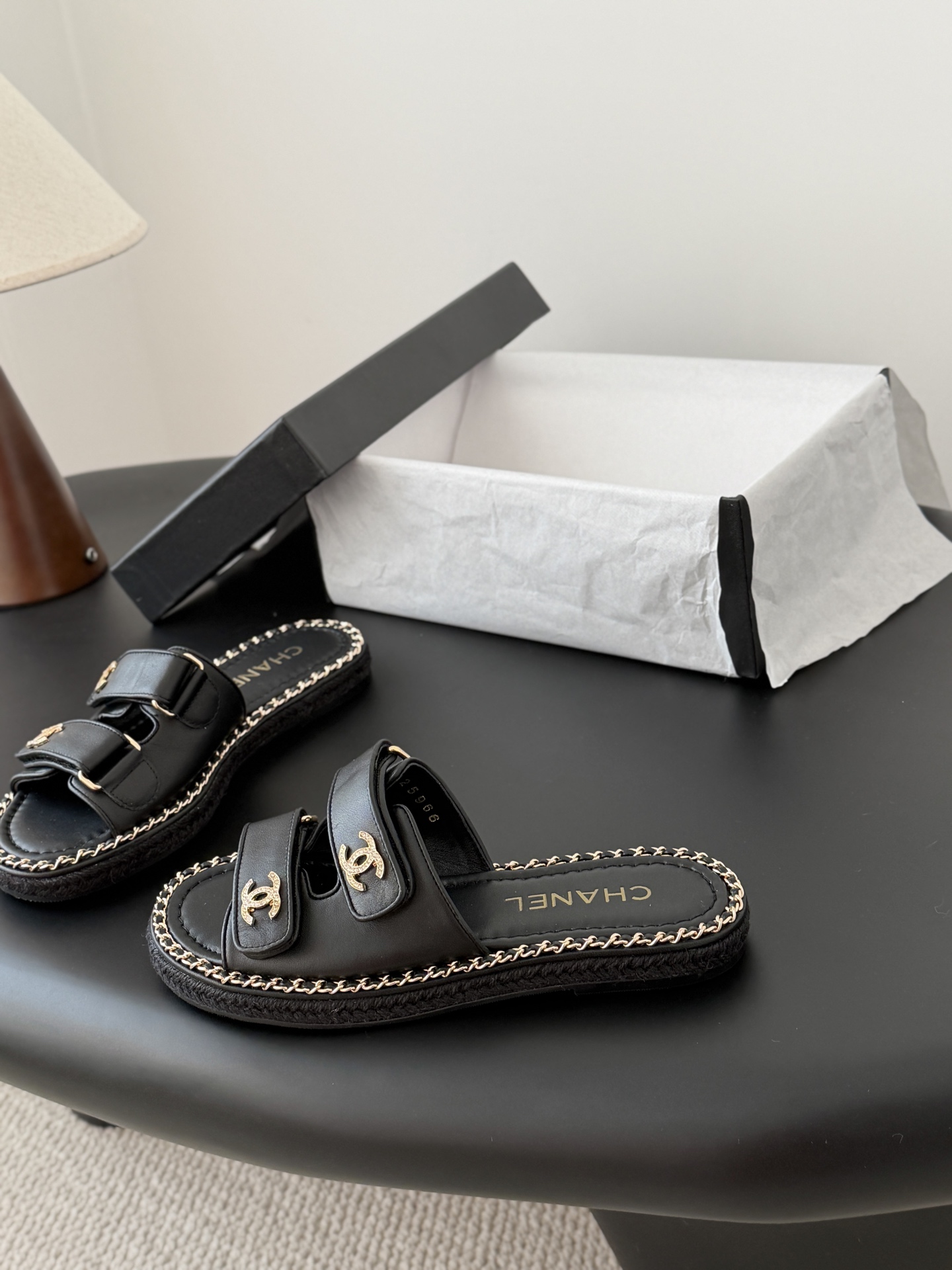 Chanel 经典双c扣链条拖鞋香奶奶家一贯的优雅名媛气质高级感十足！上脚非常nice～非常百搭！无敌美