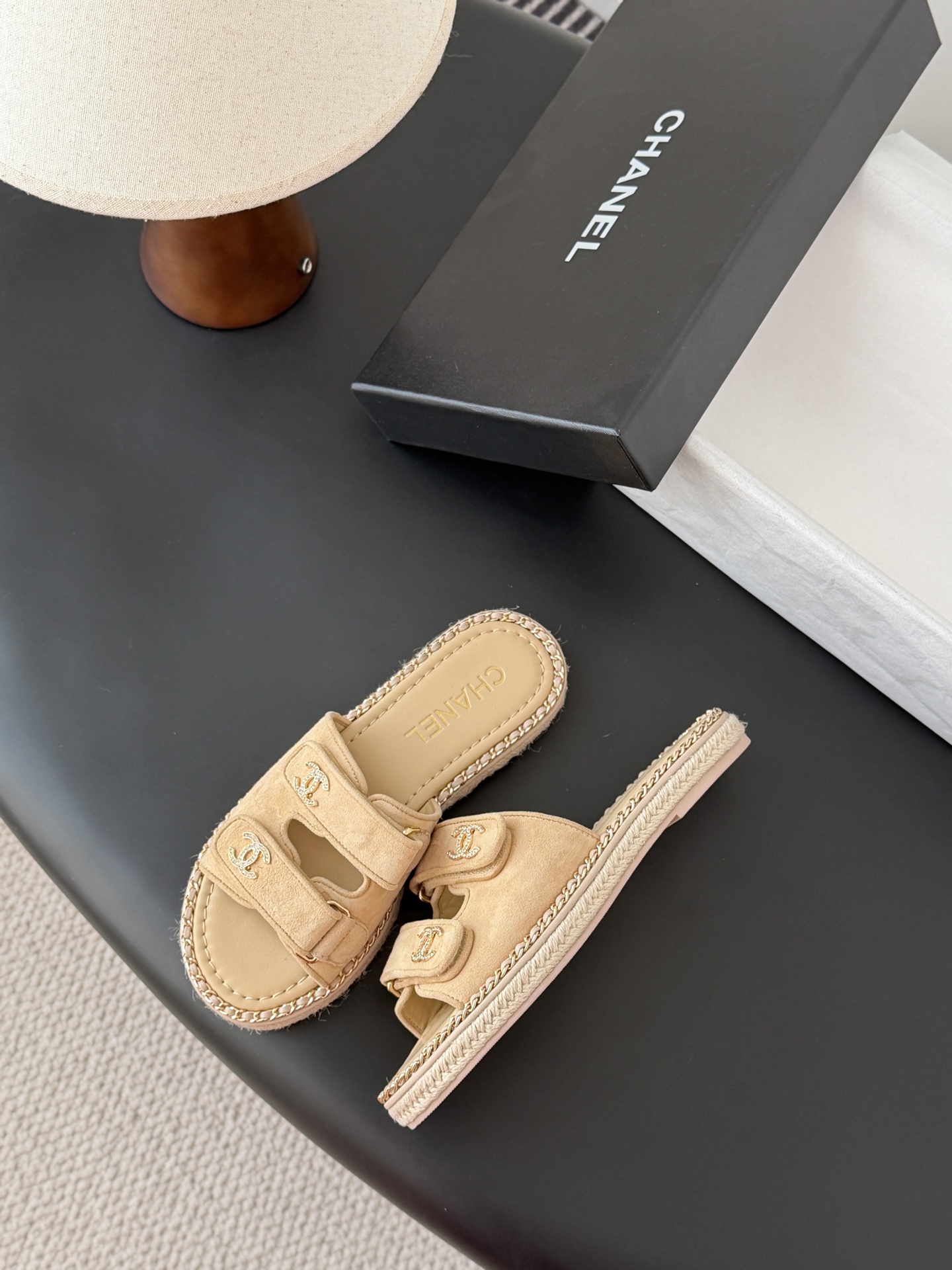 Chanel 经典双c扣链条拖鞋香奶奶家一贯的优雅名媛气质高级感十足！上脚非常nice～非常百搭！无敌美