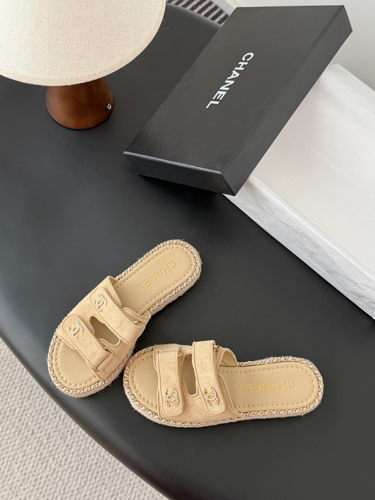 Chanel 经典双c扣链条拖鞋香奶奶家一贯的优雅名媛气质高级感十足！上脚非常nice～非常百搭！无敌美