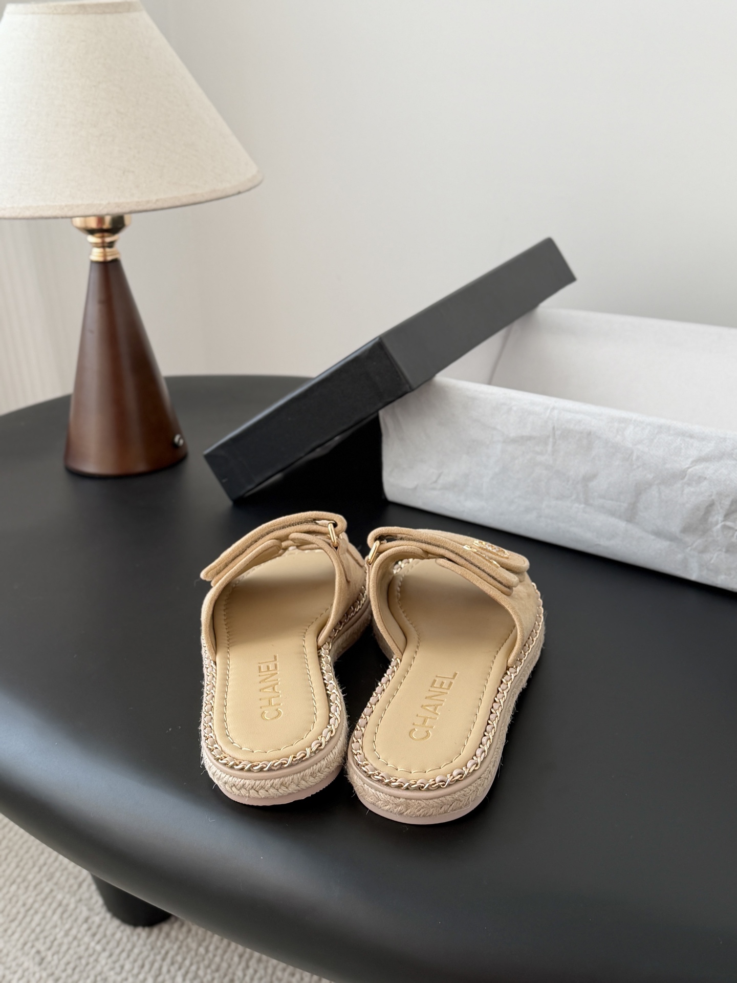 Chanel 经典双c扣链条拖鞋香奶奶家一贯的优雅名媛气质高级感十足！上脚非常nice～非常百搭！无敌美