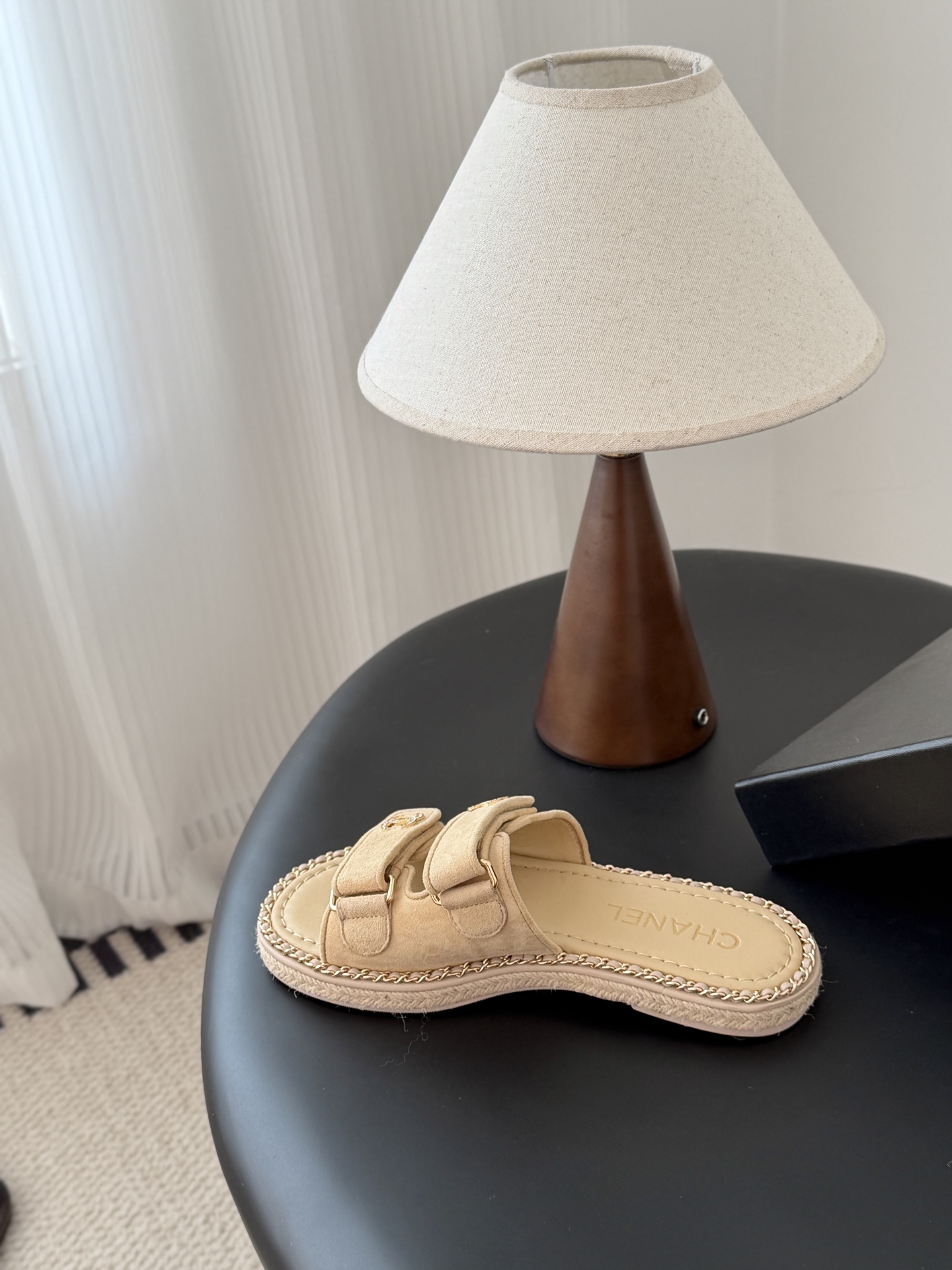 Chanel 经典双c扣链条拖鞋香奶奶家一贯的优雅名媛气质高级感十足！上脚非常nice～非常百搭！无敌美